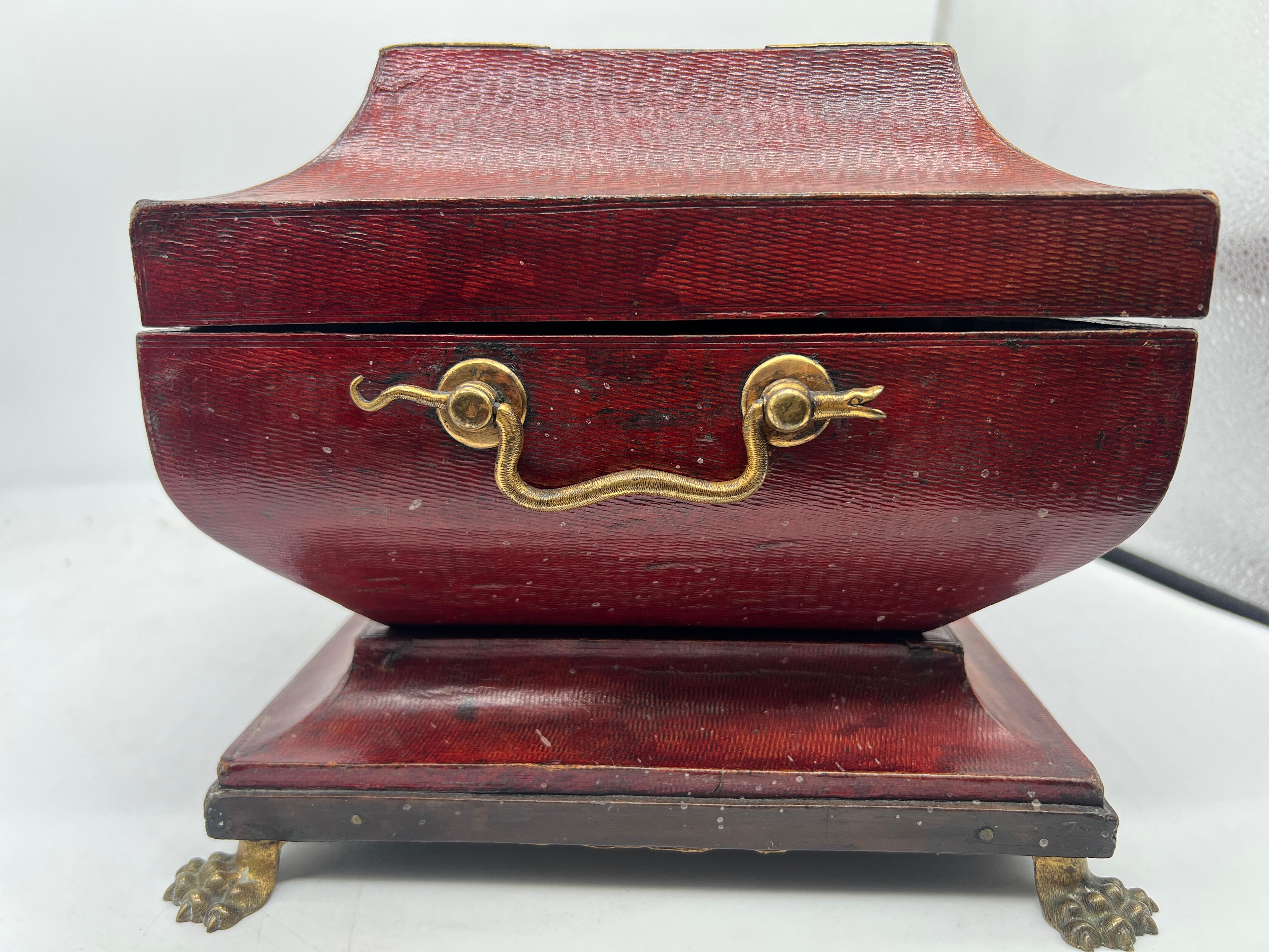 Fina caja de ormolina con asa de serpiente y cuero del renacimiento egipcio de la Regencia C. 1815 Bronce en venta