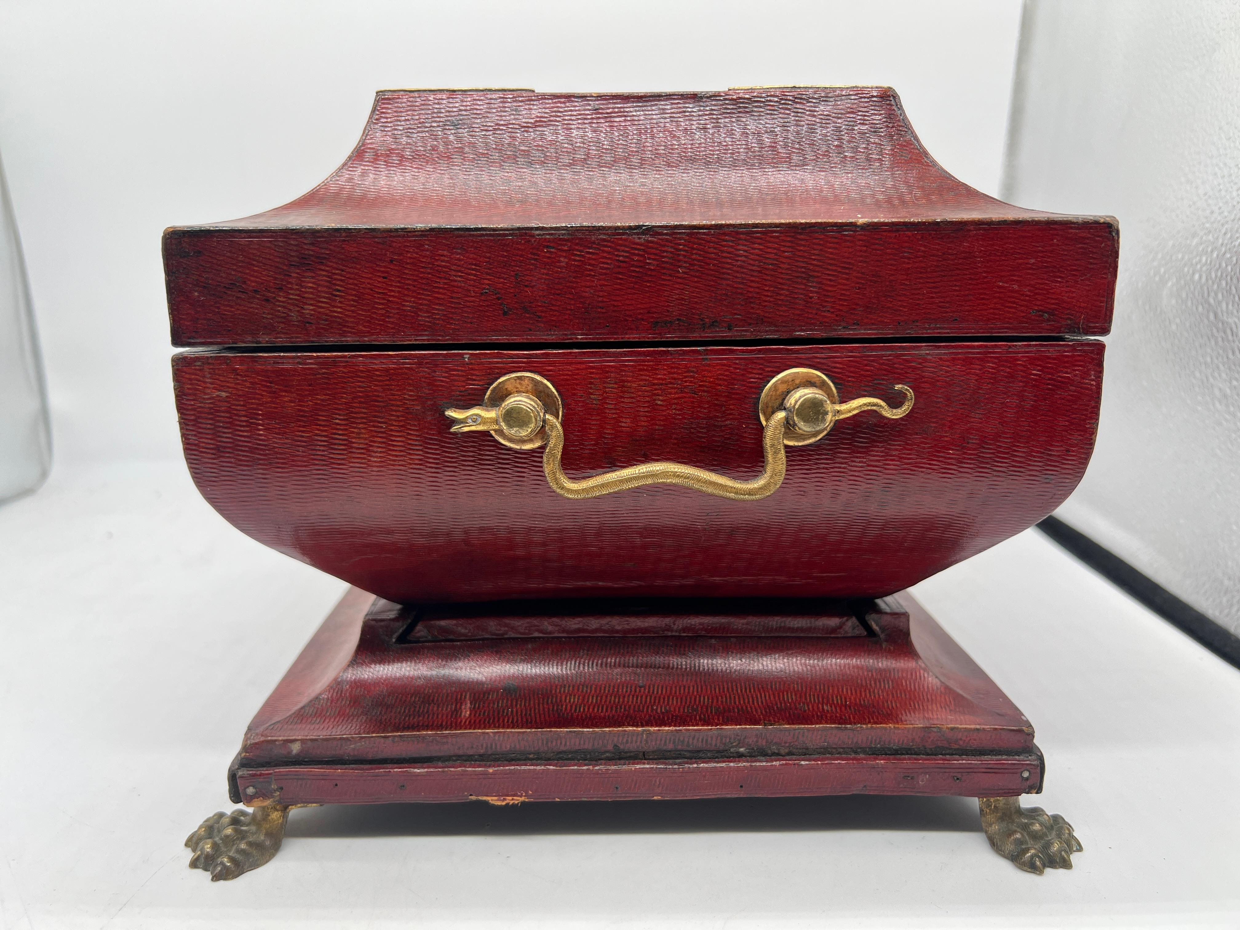Fina caja de ormolina con asa de serpiente y cuero del renacimiento egipcio de la Regencia C. 1815 en venta 1