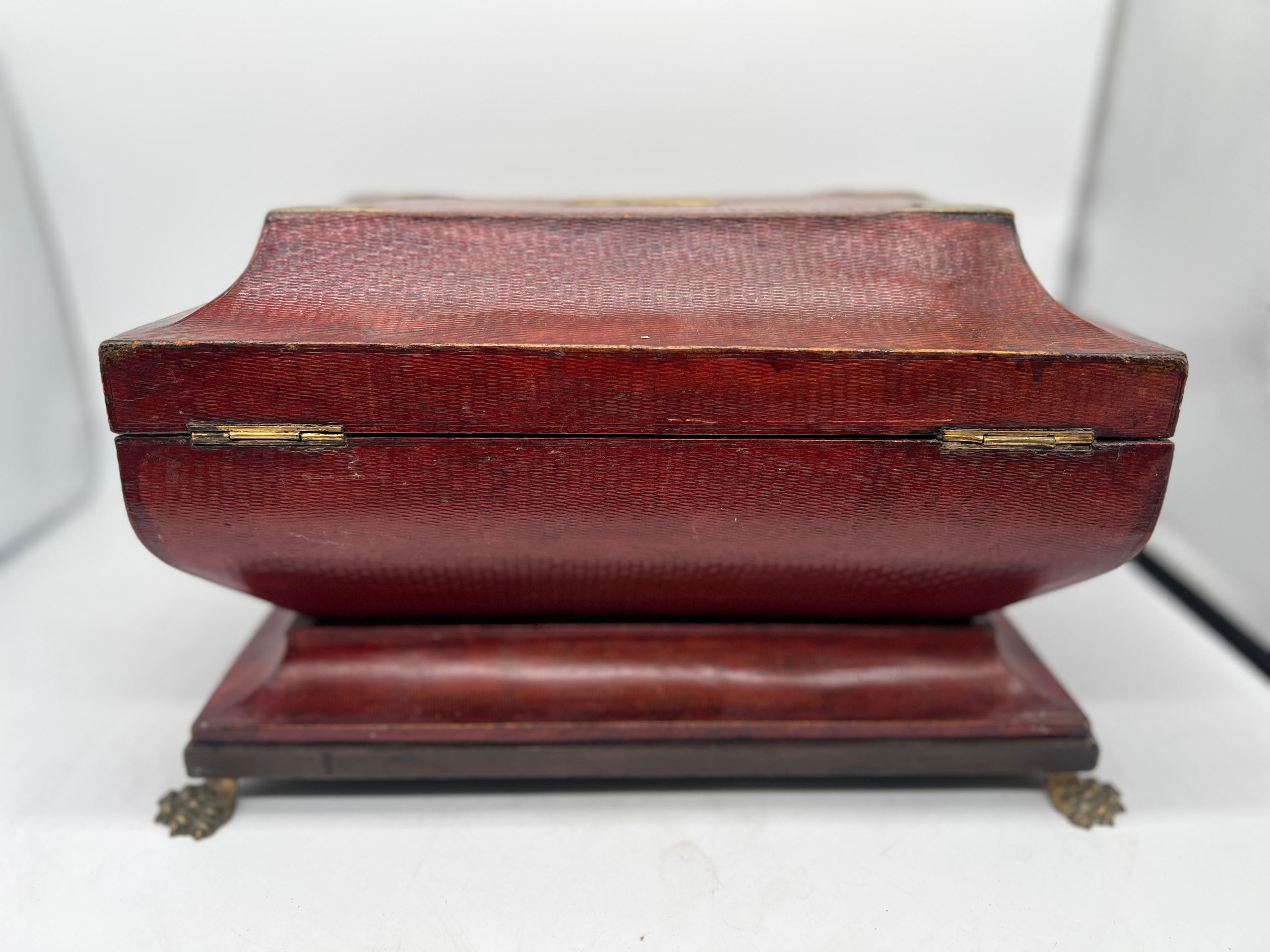 Fina caja de ormolina con asa de serpiente y cuero del renacimiento egipcio de la Regencia C. 1815 en venta 2