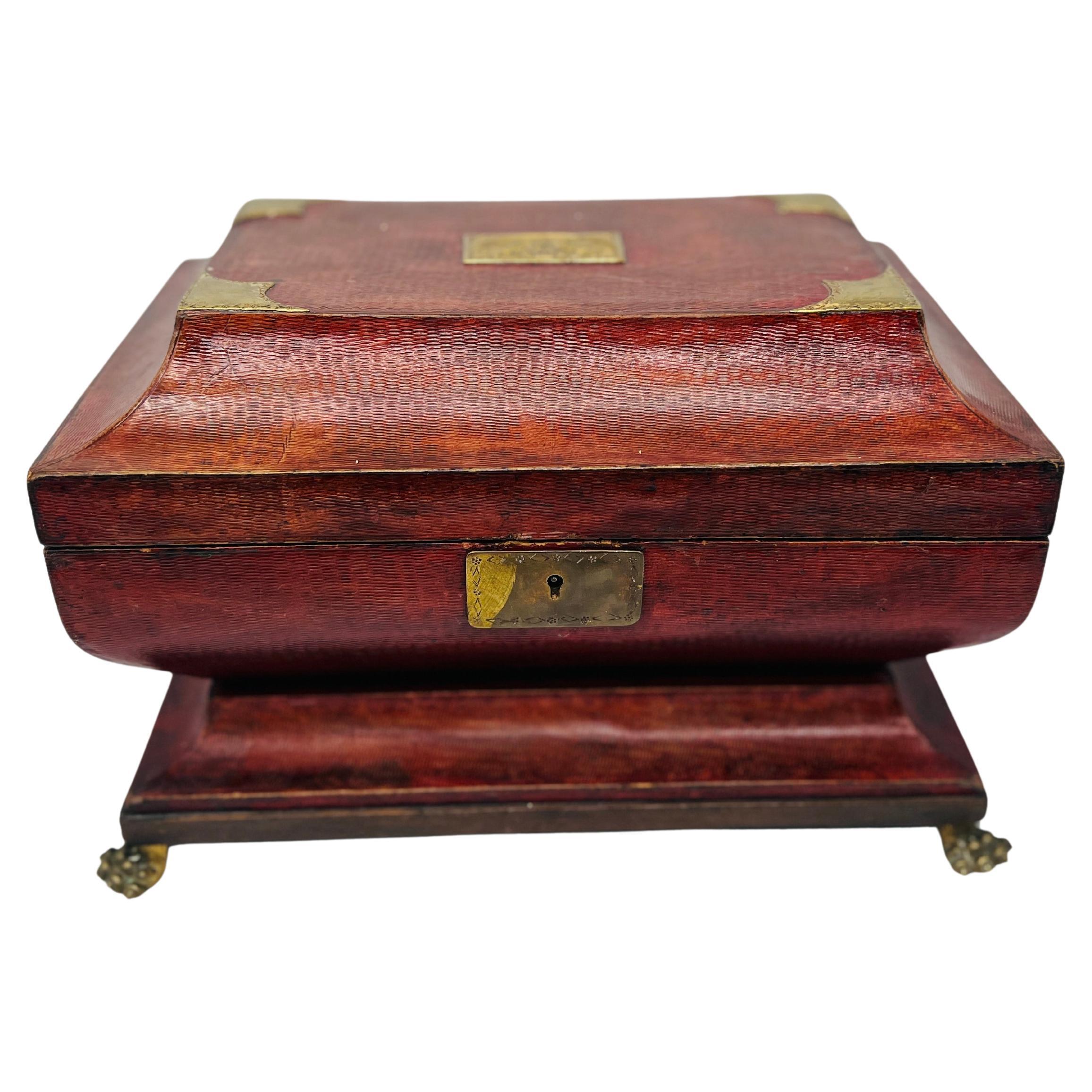 Fina caja de ormolina con asa de serpiente y cuero del renacimiento egipcio de la Regencia C. 1815