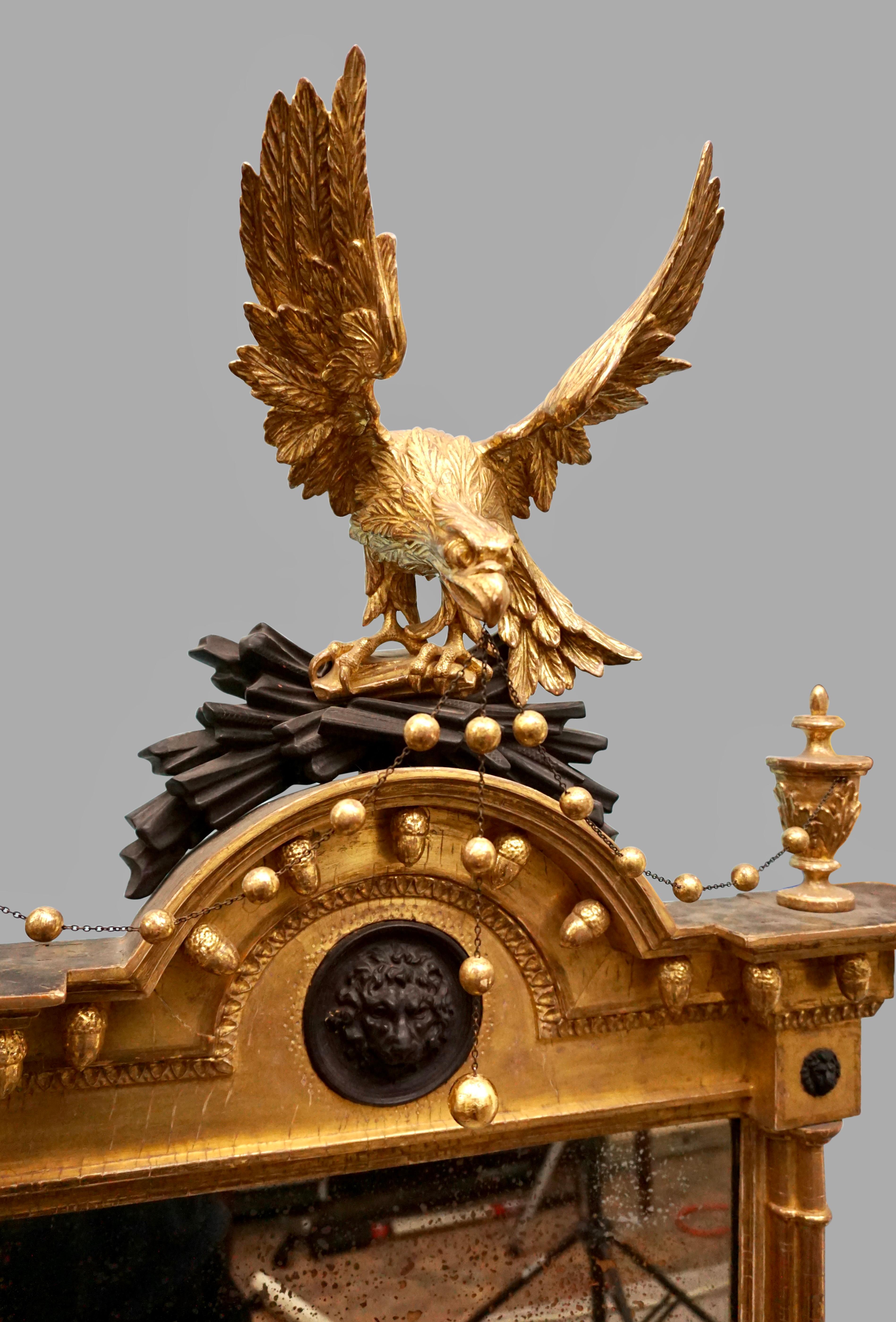Miroir en bois doré de style Régence avec crémaillère d'aigle sculptée et masque de lion en vente 3