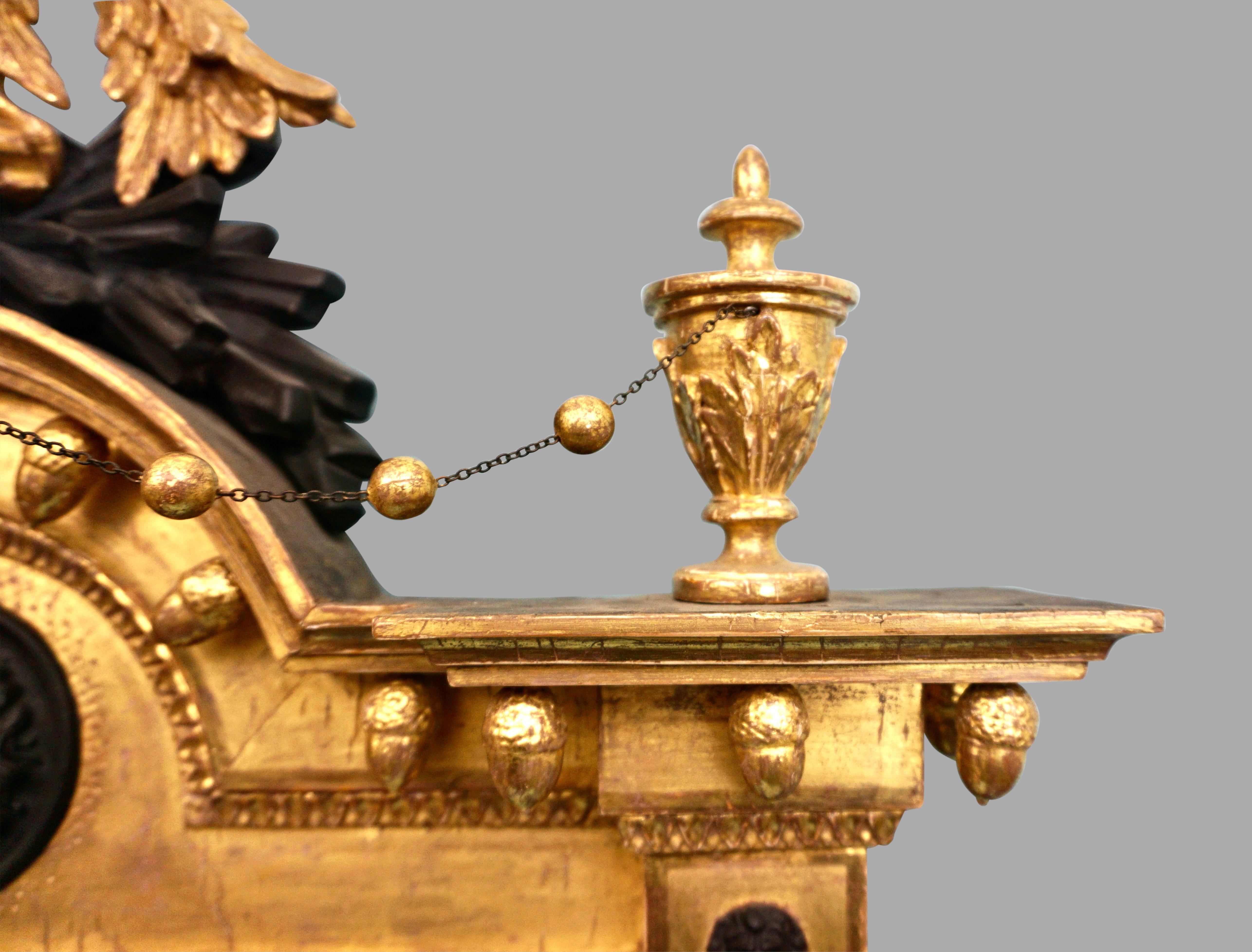 Miroir en bois doré de style Régence avec crémaillère d'aigle sculptée et masque de lion en vente 4