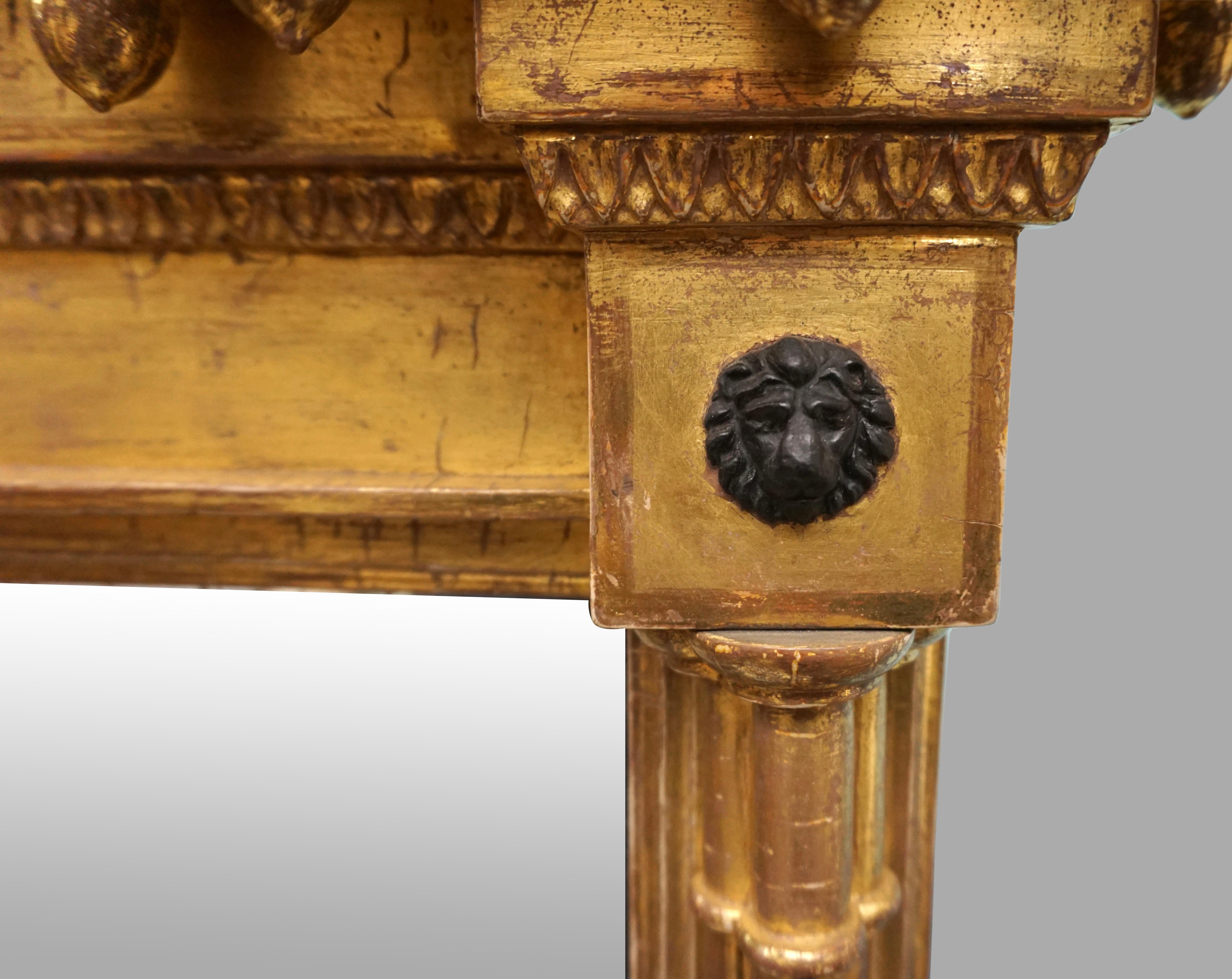 Miroir en bois doré de style Régence avec crémaillère d'aigle sculptée et masque de lion en vente 5