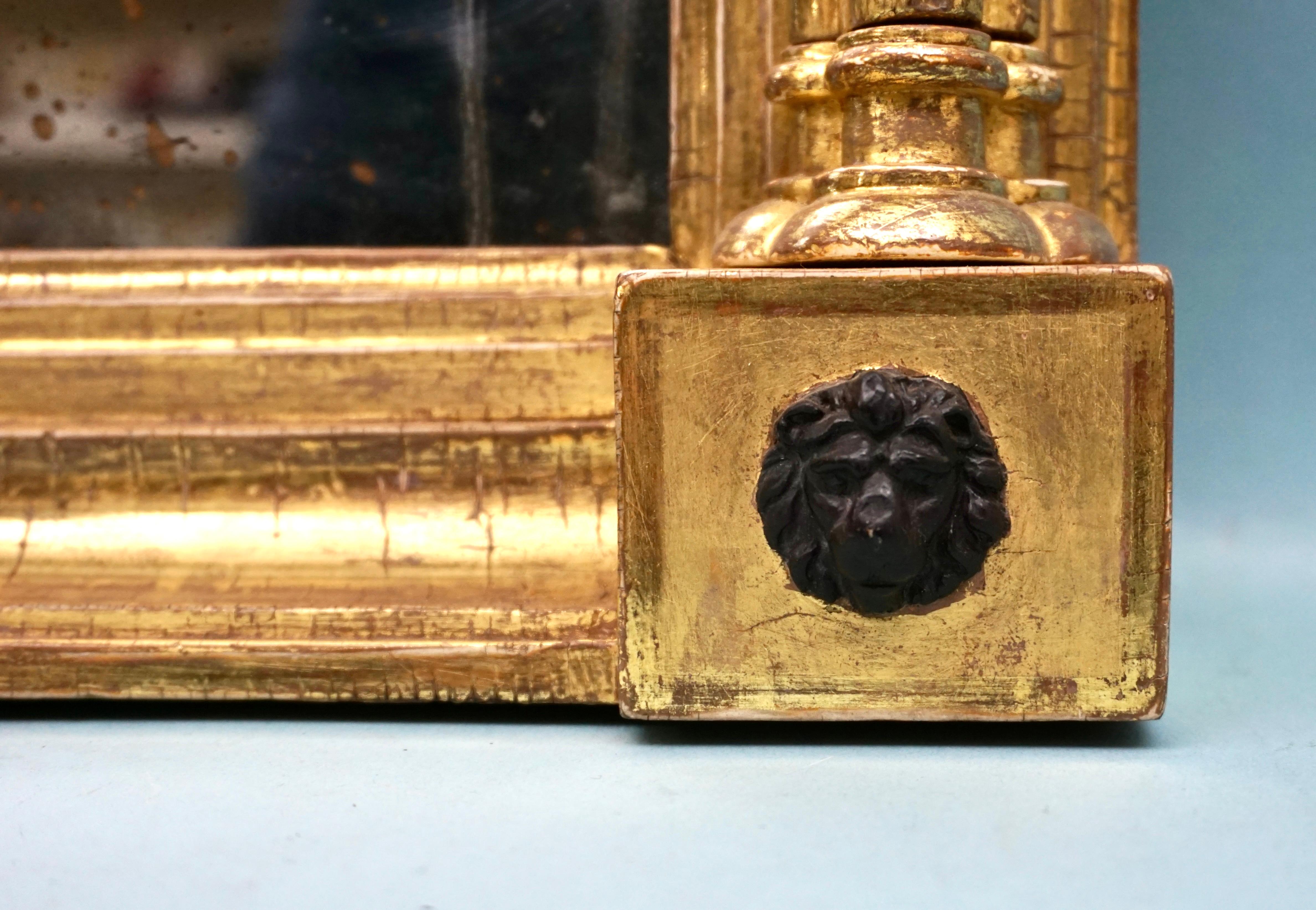 Miroir en bois doré de style Régence avec crémaillère d'aigle sculptée et masque de lion en vente 6
