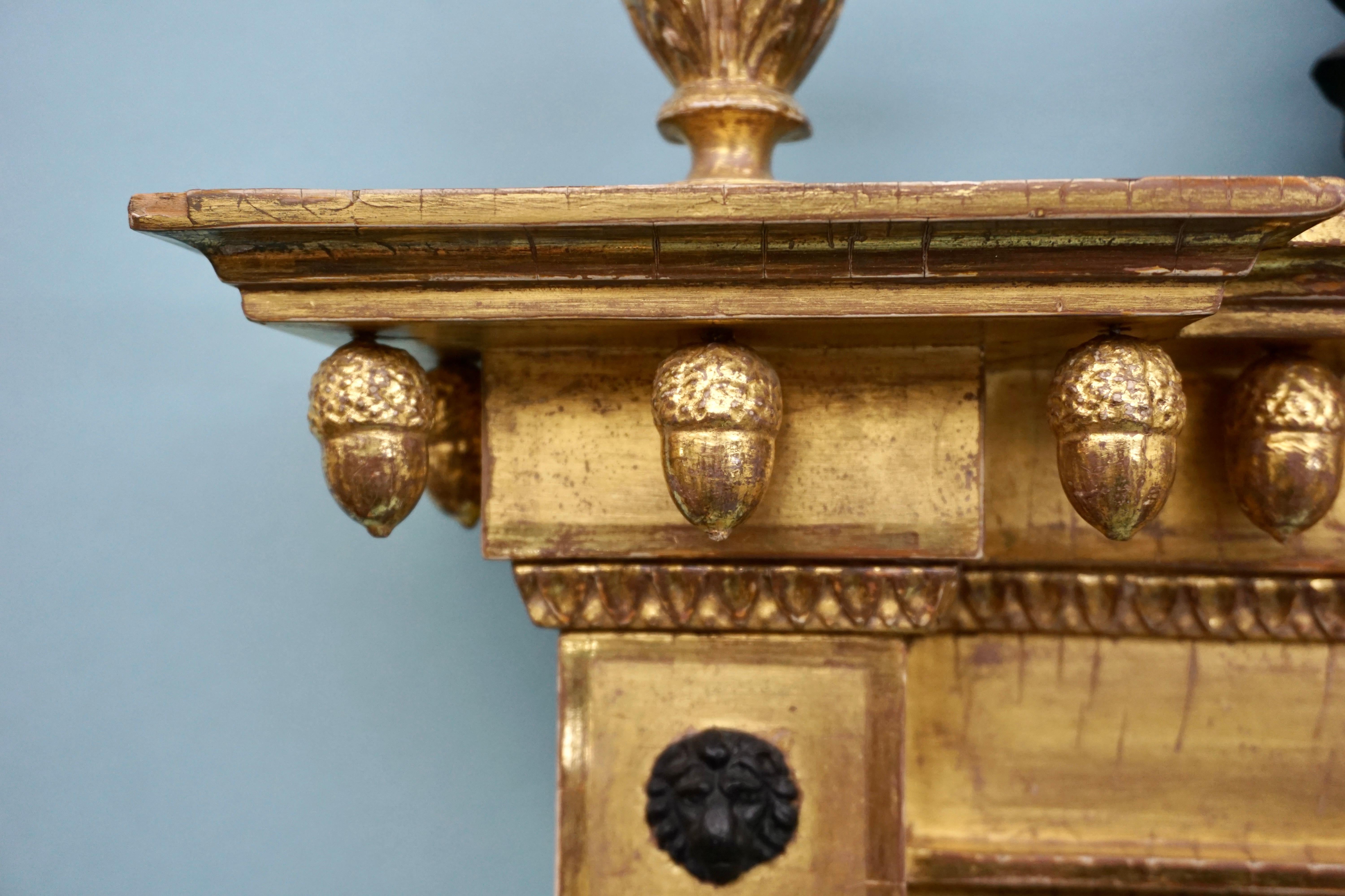 Miroir en bois doré de style Régence avec crémaillère d'aigle sculptée et masque de lion en vente 7