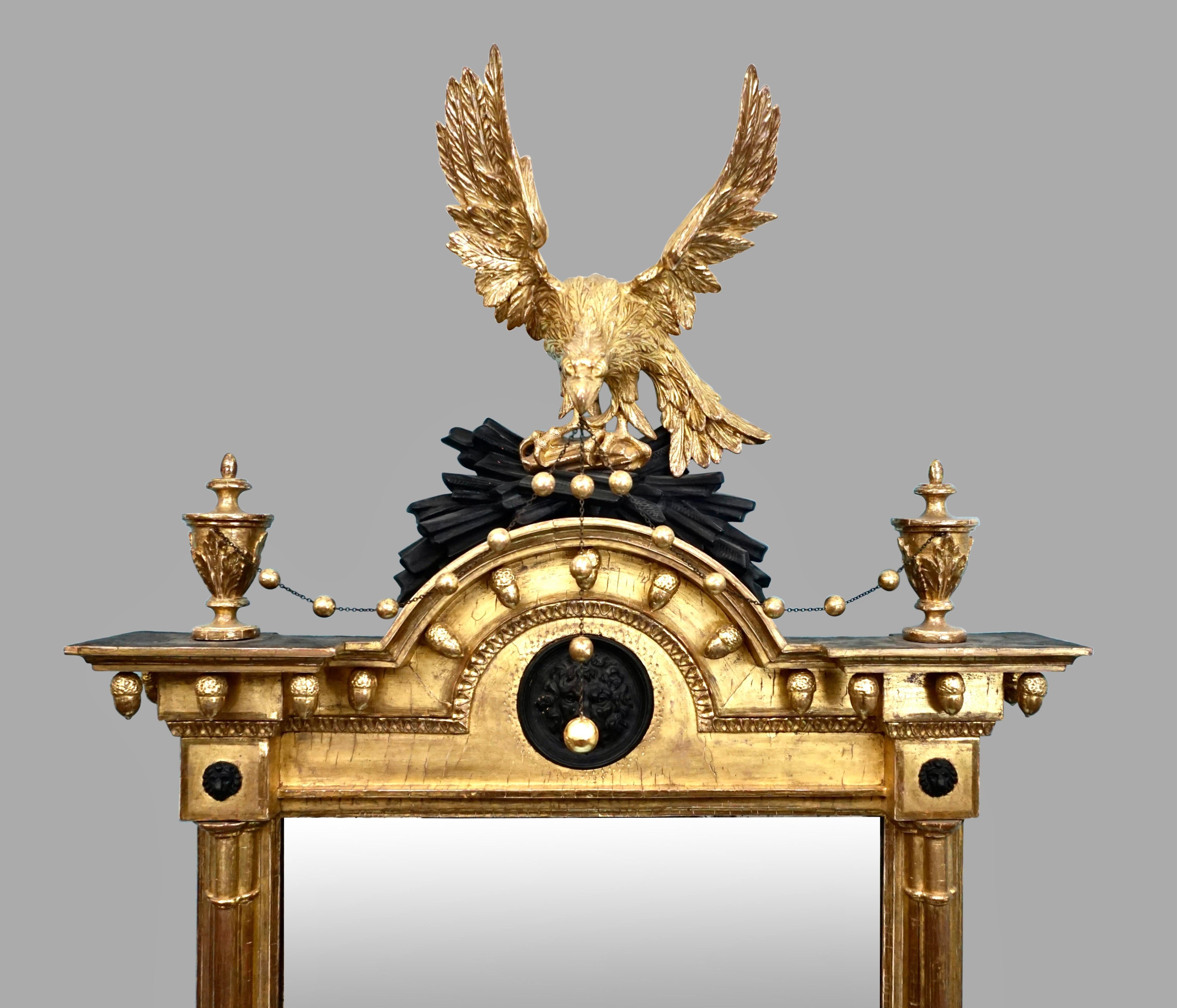 Regency Miroir en bois doré de style Régence avec crémaillère d'aigle sculptée et masque de lion en vente