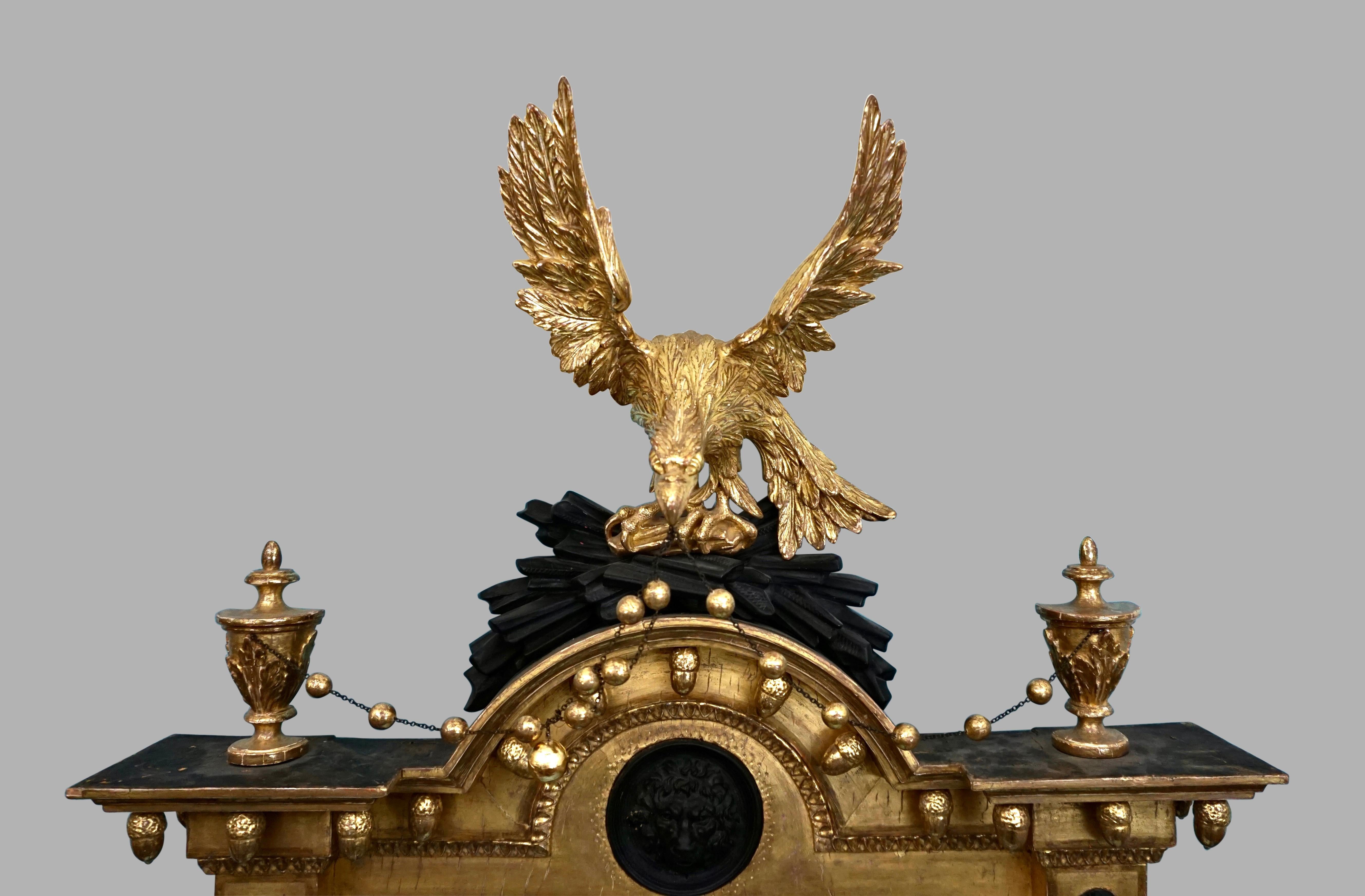Anglais Miroir en bois doré de style Régence avec crémaillère d'aigle sculptée et masque de lion en vente