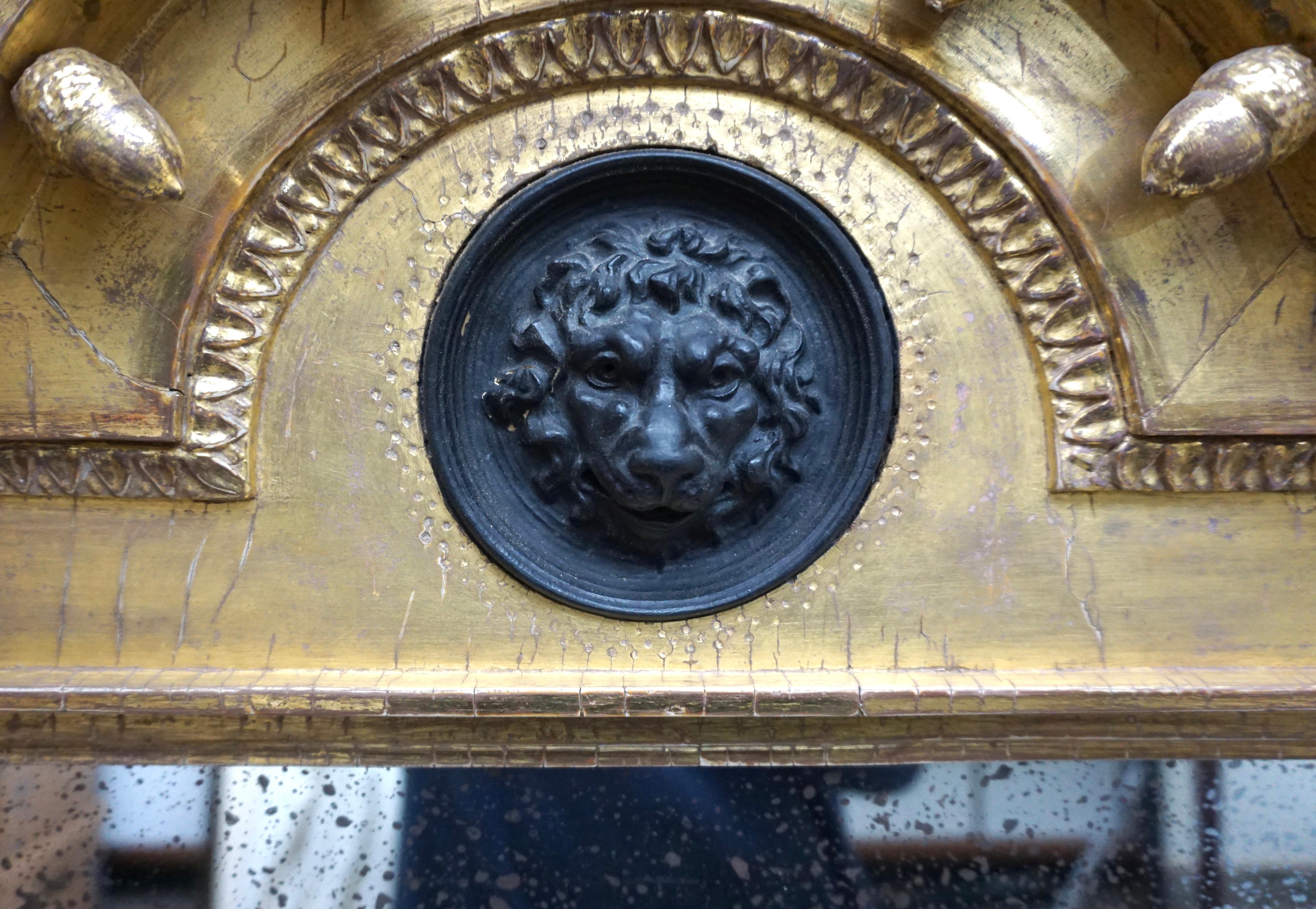 Miroir en bois doré de style Régence avec crémaillère d'aigle sculptée et masque de lion Bon état - En vente à San Francisco, CA