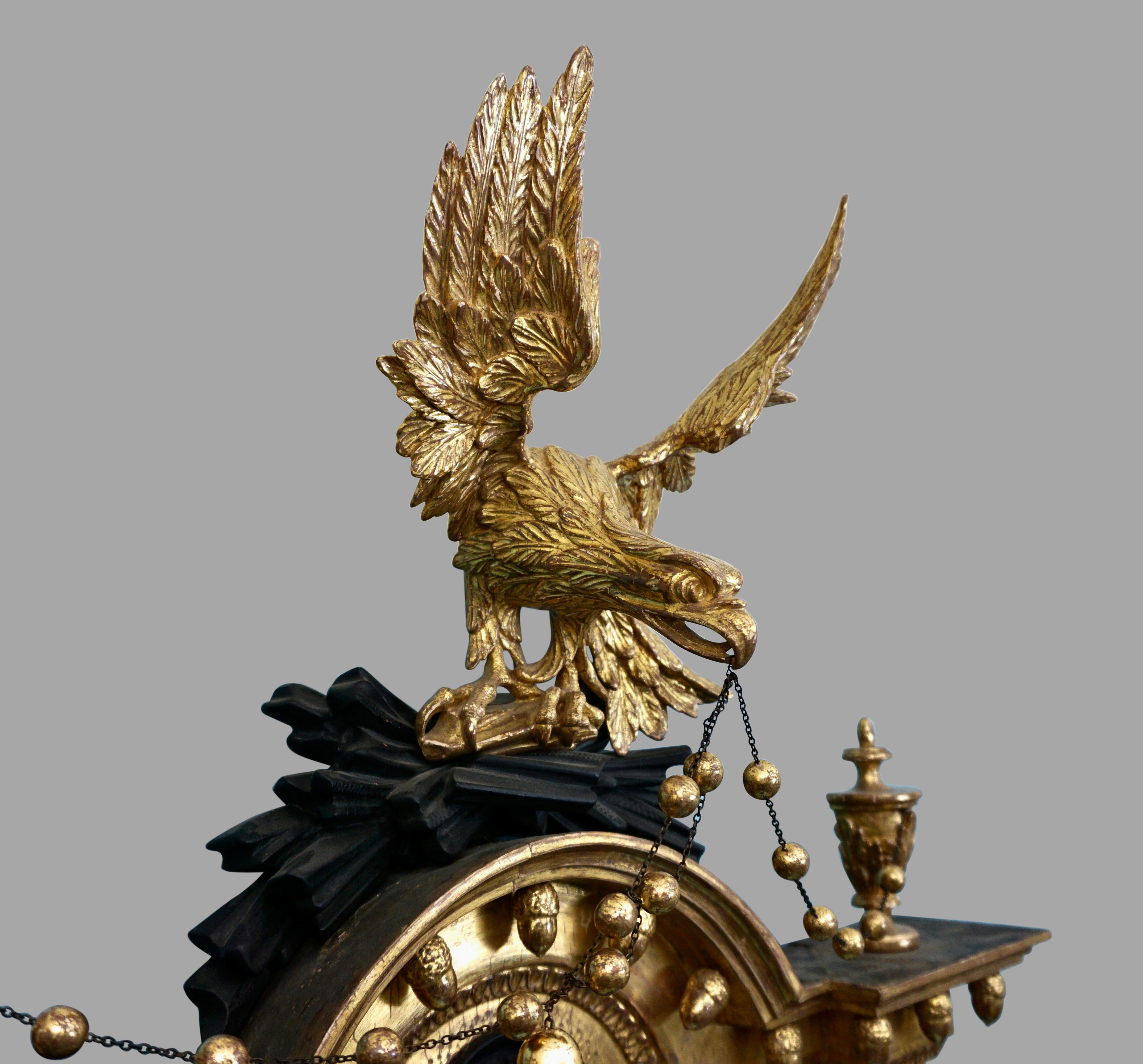 XIXe siècle Miroir en bois doré de style Régence avec crémaillère d'aigle sculptée et masque de lion en vente