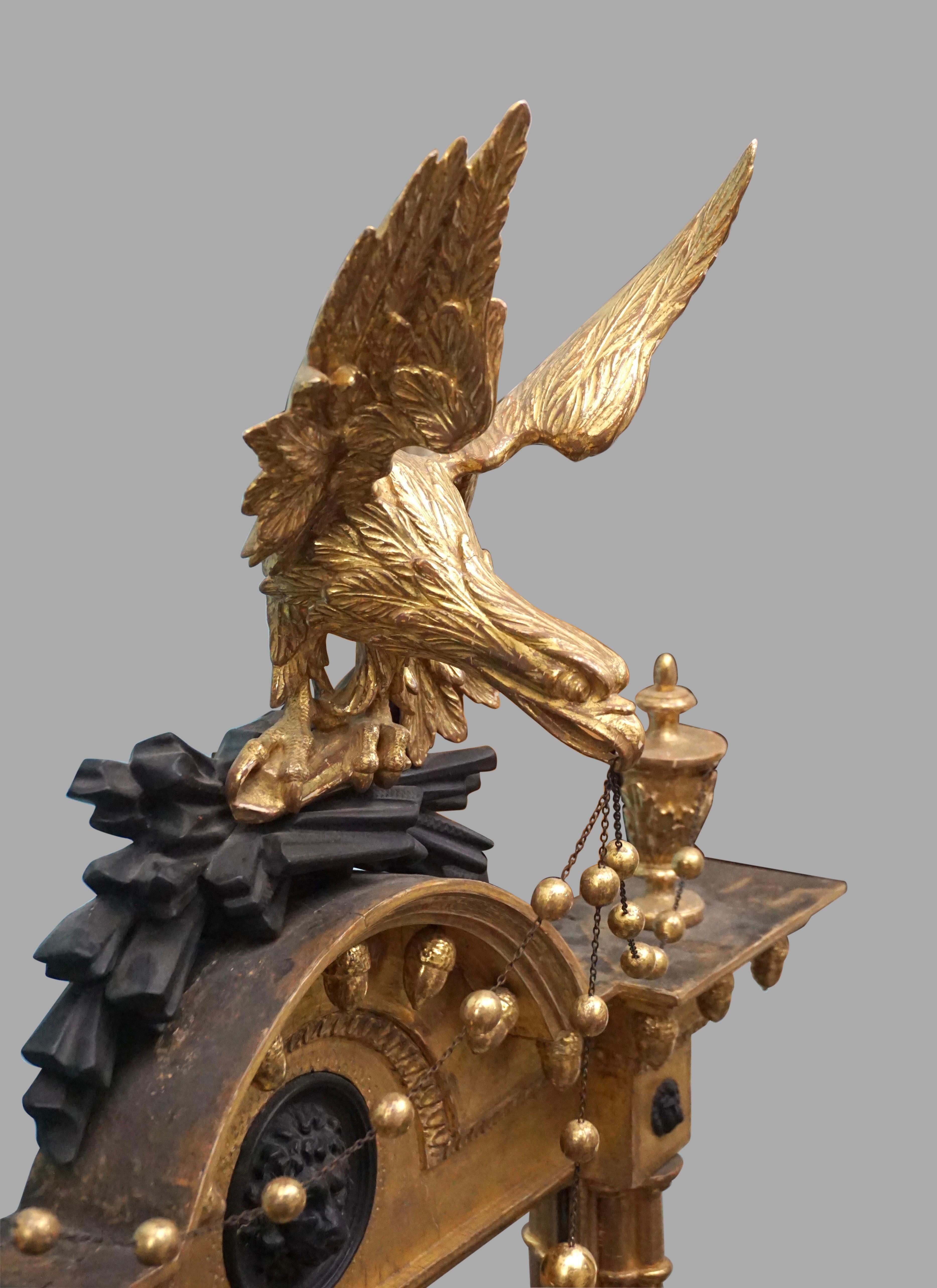 Verre Miroir en bois doré de style Régence avec crémaillère d'aigle sculptée et masque de lion en vente