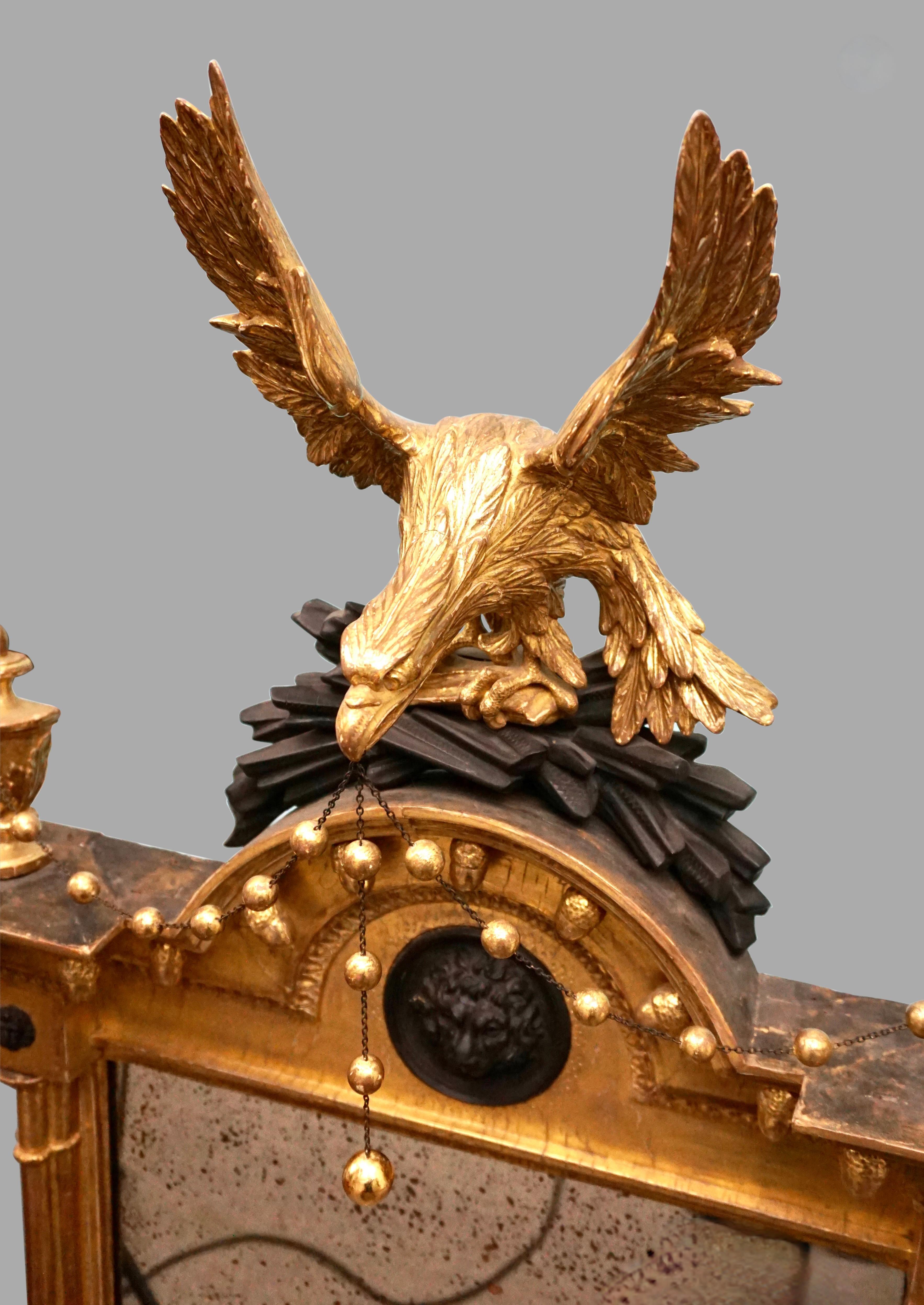 Miroir en bois doré de style Régence avec crémaillère d'aigle sculptée et masque de lion en vente 1
