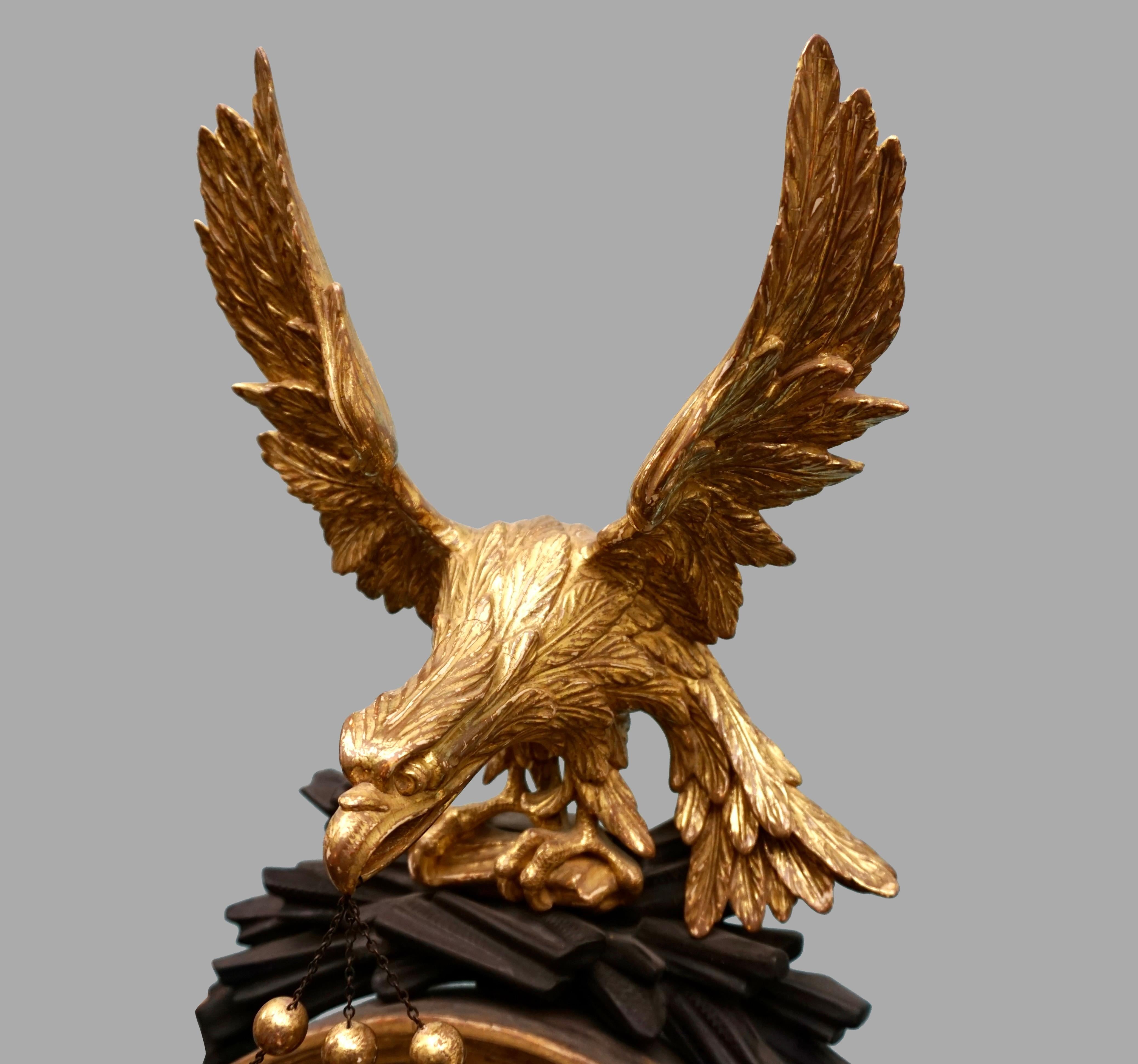 Miroir en bois doré de style Régence avec crémaillère d'aigle sculptée et masque de lion en vente 2