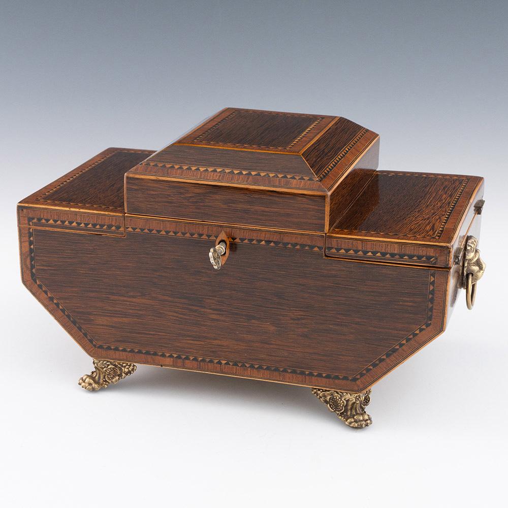 Überschrift: Regency-Schmuckkästchen in Bootsform

Datum : c1805

Zeitraum : Regentschaft / Georg III.

Herkunft: England

Verzierung : In Form eines Bootes, das an Darstellungen der Arche Noah erinnert - der mittlere Deckel lässt sich öffnen und