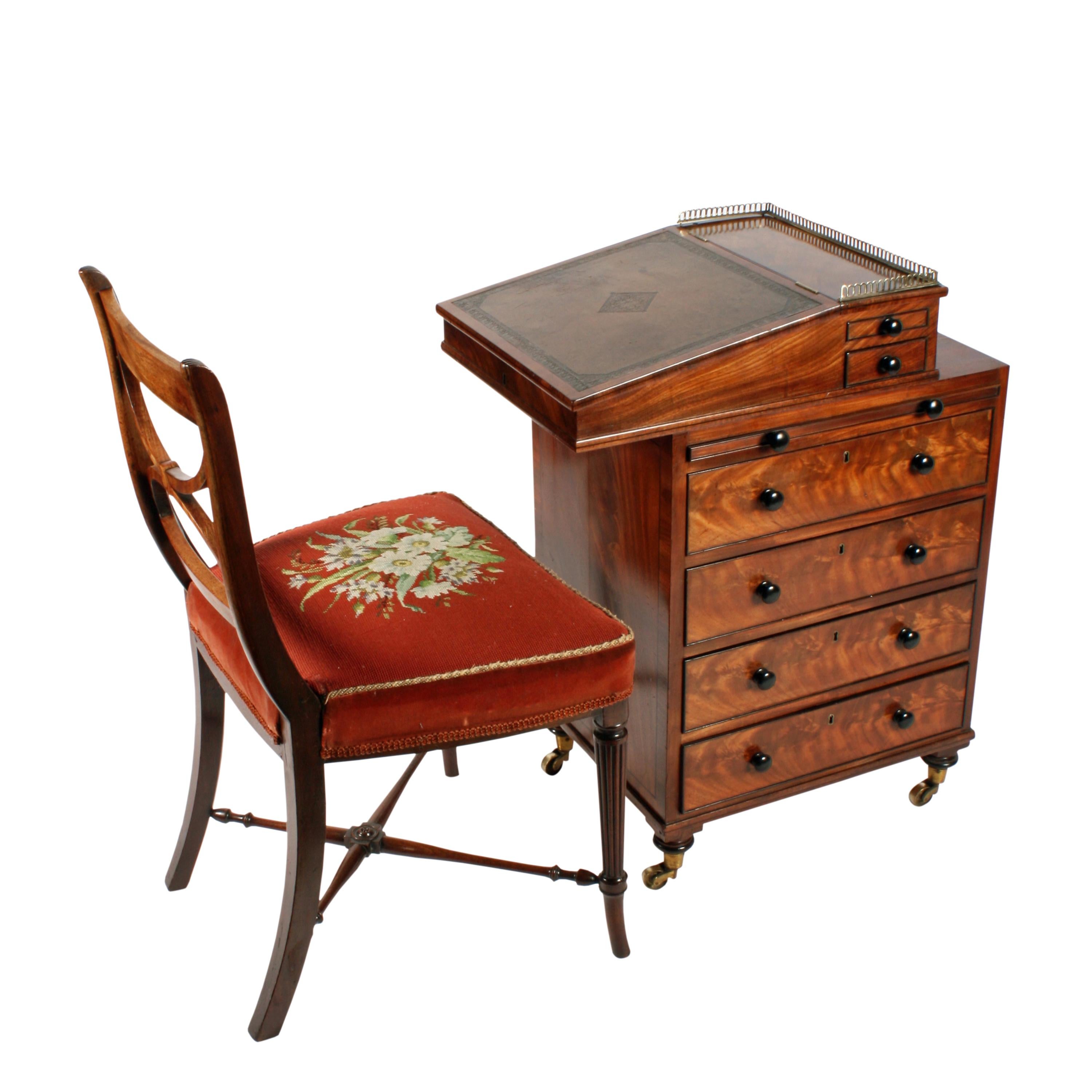Fine Regency mahogany Davenport desk


A fine quality early 19th century Regency mahogany Davenport with a London retail label.

An interior drawer has a paper retail label for 