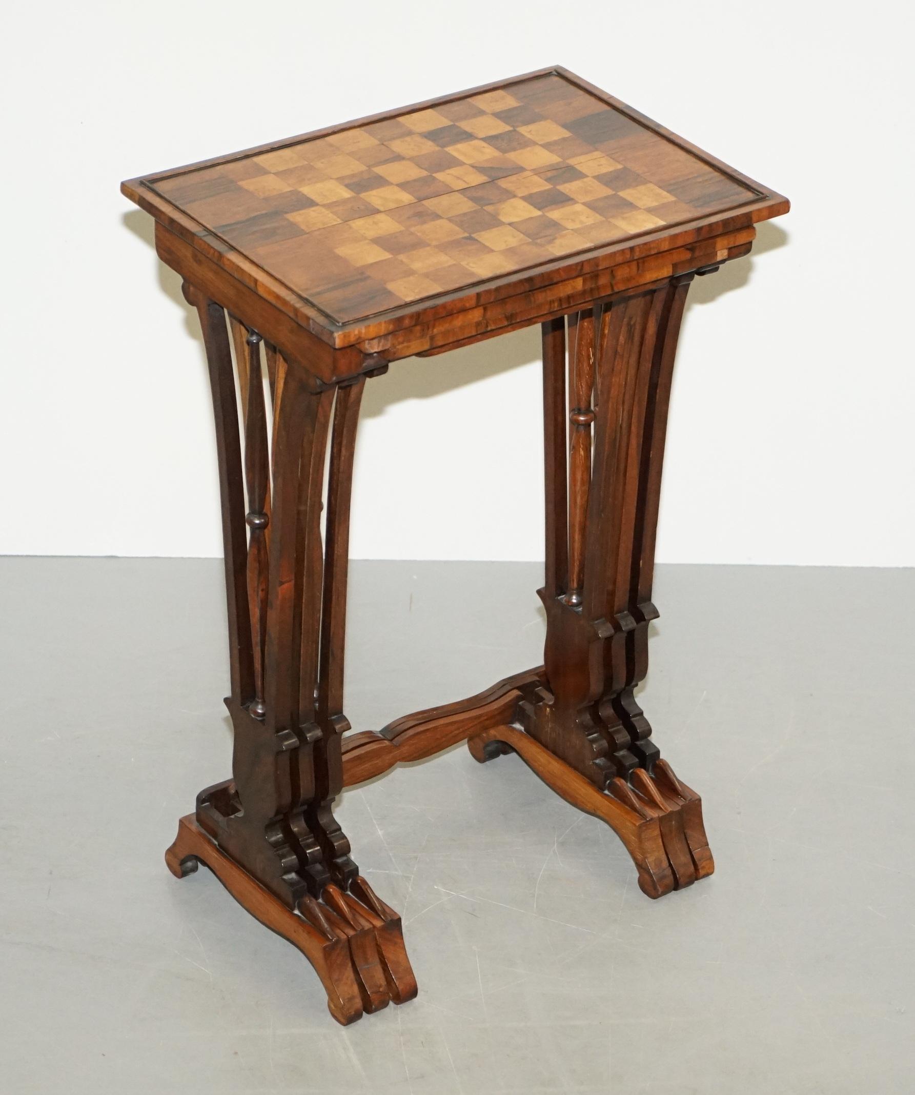 Nous avons le plaisir d'offrir à la vente ce très beau Nid de tables Regency circa 1810-1820 en bois dur attribué à Gillows de Lancaster 

Un nid très fin, certainement fabriqué par Gillows, ils sont faits de bois dur très fin et ont la table