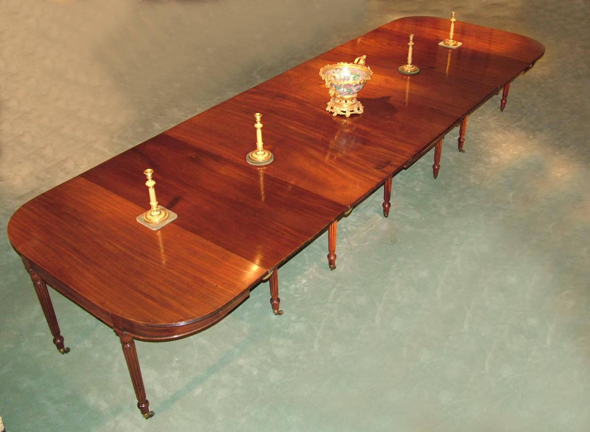 Polished Fine Regency Period Mahogany Extending Dining Table For Sale