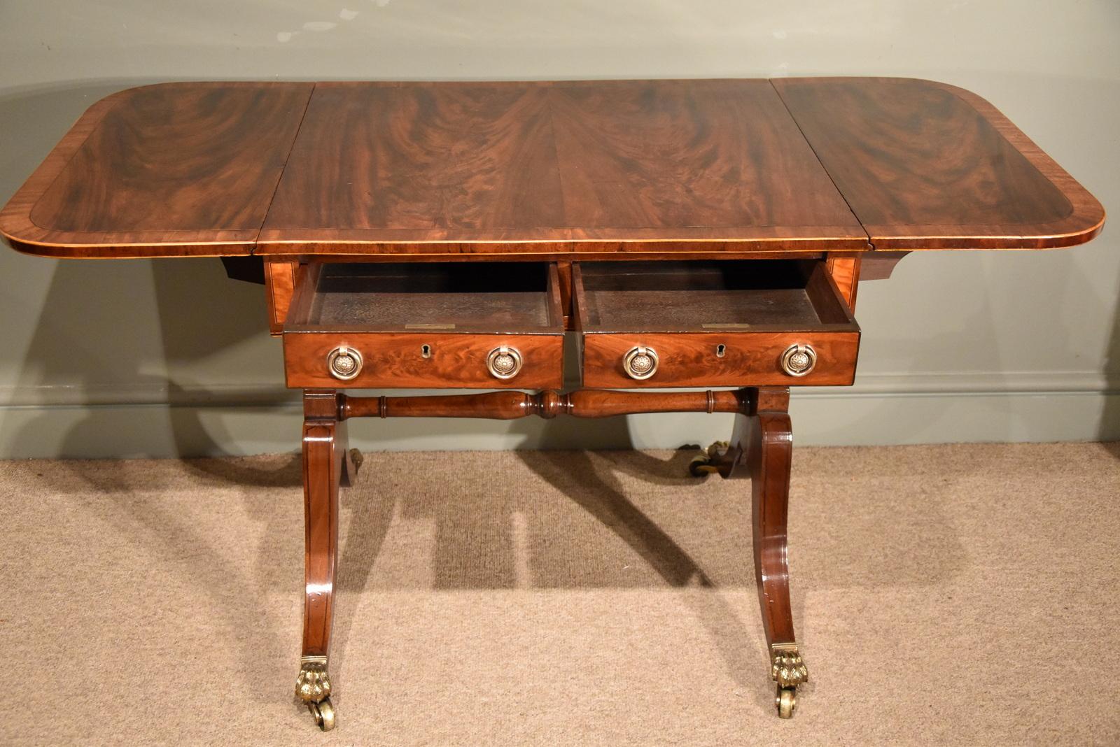 A fine Regency period mahogany sofa table with finely figured timbers

Dimensions:
Height 28.5