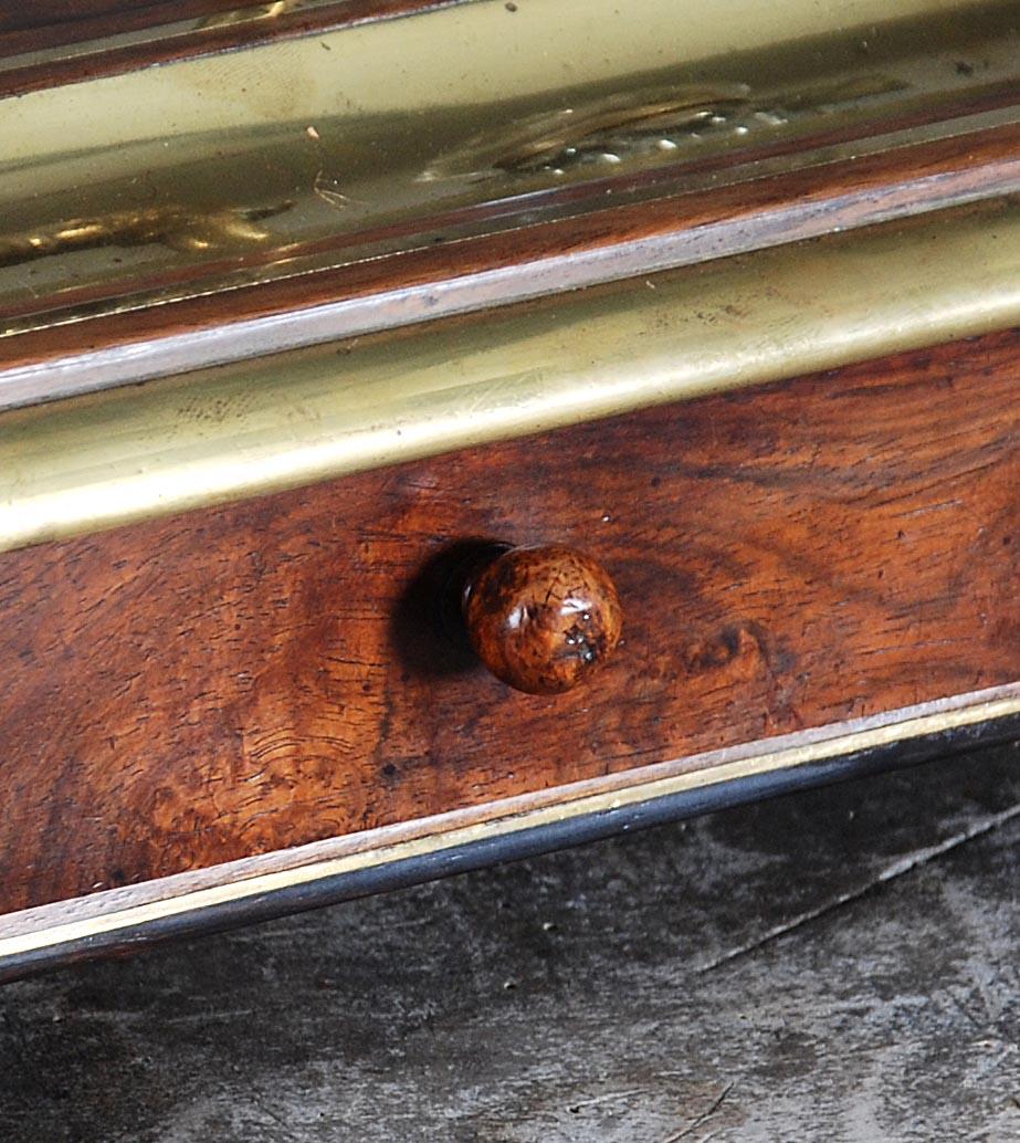 Feines Schreibtischset aus Rosenholz und Messing aus der Regency-Zeit (19. Jahrhundert) im Angebot