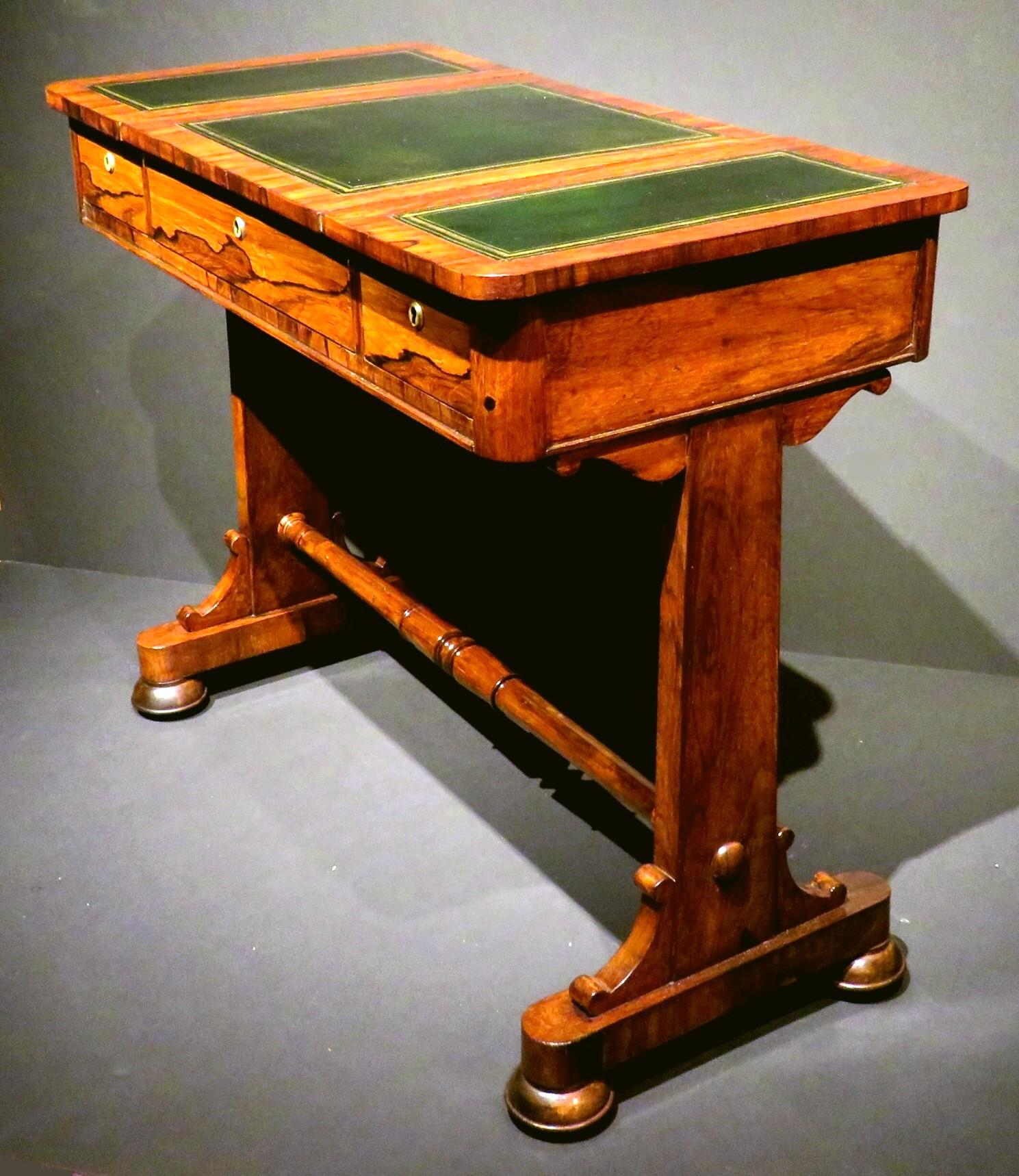 Table d'écriture/table de canapé d'époque Régence en bois de rose figuré, vers 1825 Bon état - En vente à Ottawa, Ontario