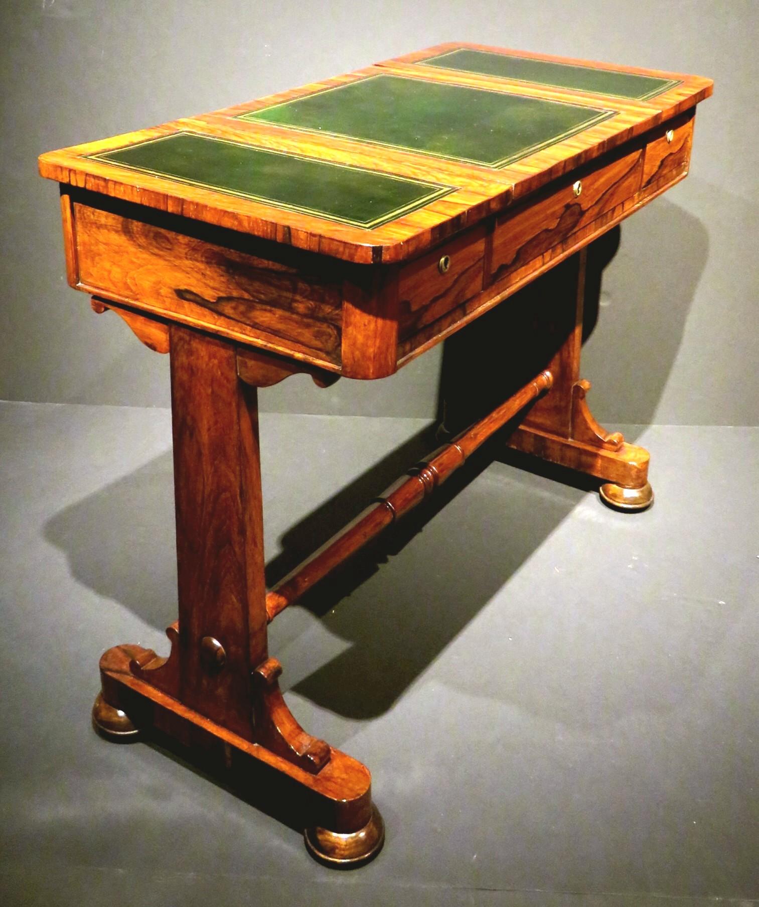 XIXe siècle Table d'écriture/table de canapé d'époque Régence en bois de rose figuré, vers 1825 en vente