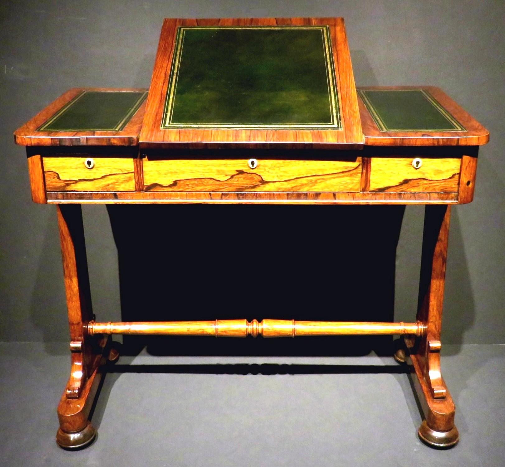 Britannique Table d'écriture/table de canapé d'époque Régence en bois de rose figuré, vers 1825 en vente