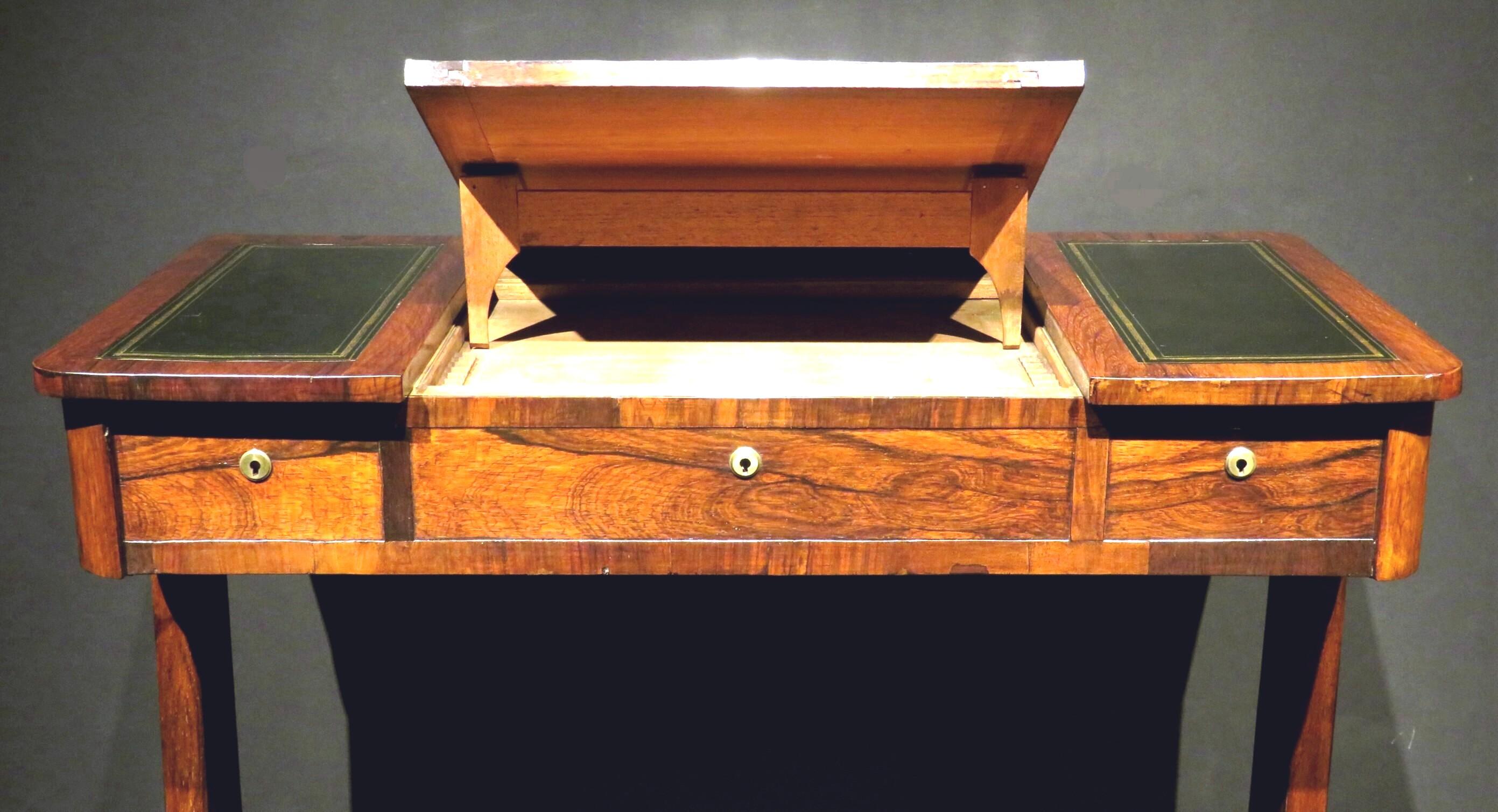 Table d'écriture/table de canapé d'époque Régence en bois de rose figuré, vers 1825 en vente 1