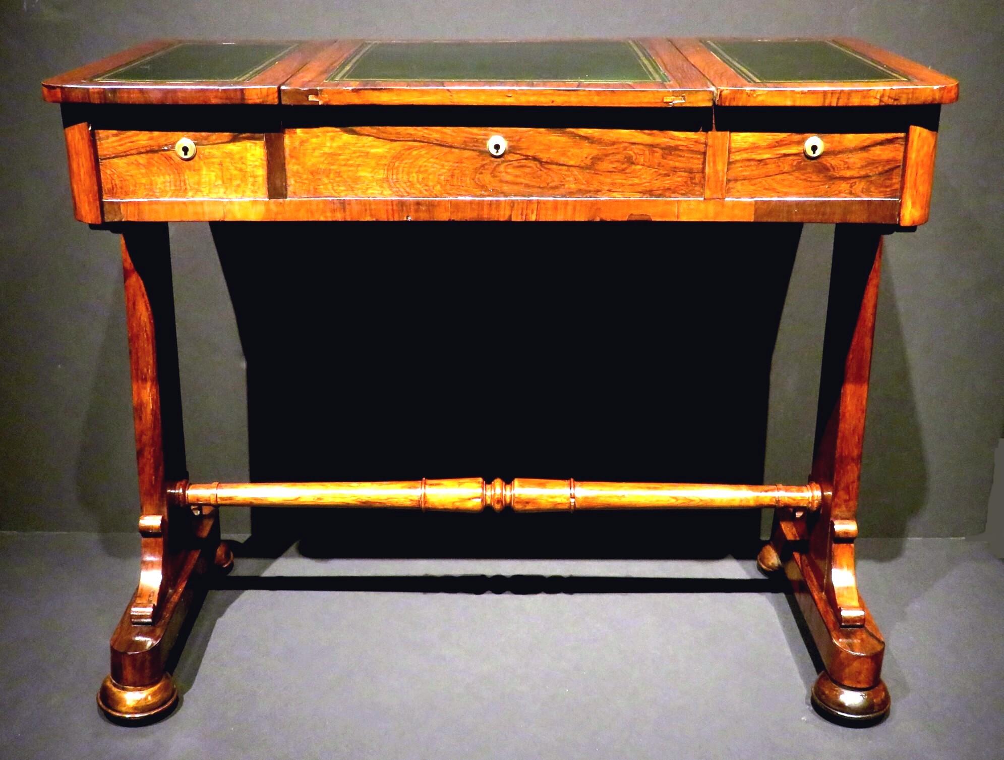 Bois de rose Table d'écriture/table de canapé d'époque Régence en bois de rose figuré, vers 1825 en vente