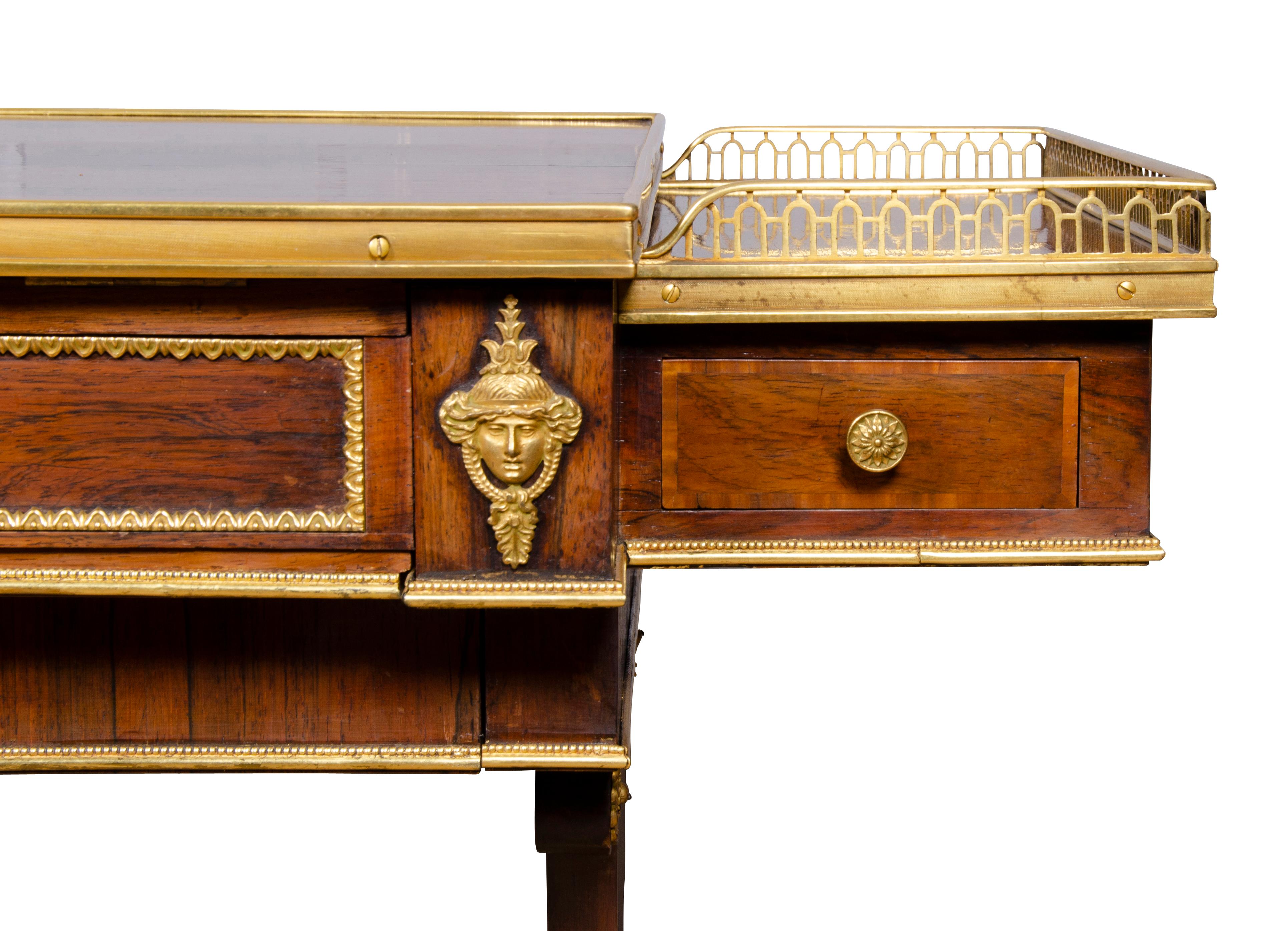 Table d'écriture/table de jeu de style Régence en bois de rose et bronze en vente 5