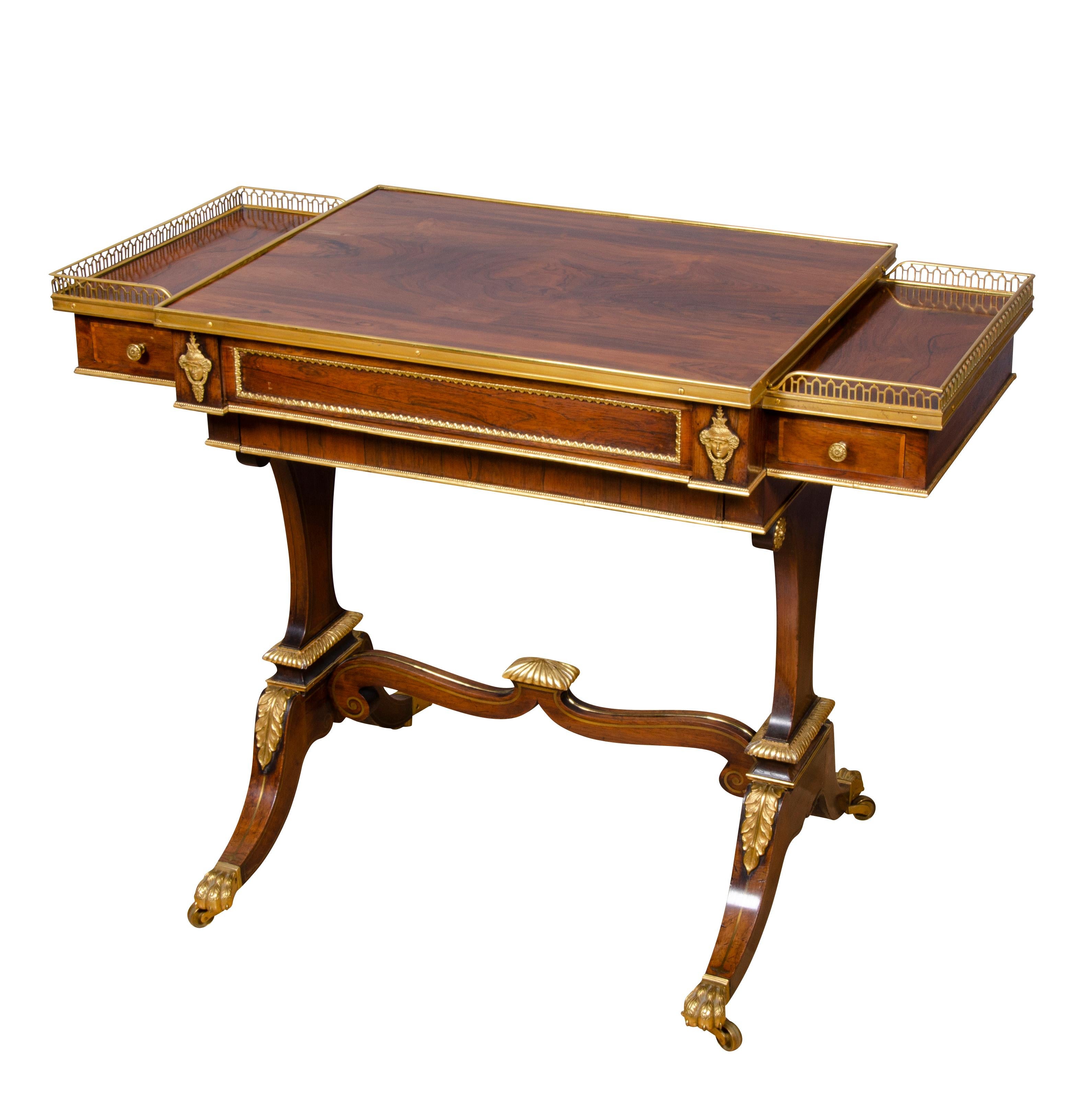 Table d'écriture/table de jeu de style Régence en bois de rose et bronze en vente 10