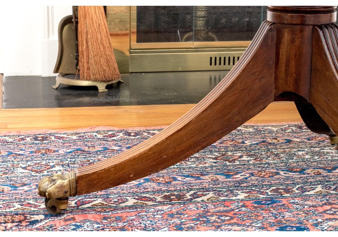 Petite table de salle à manger ancienne à double piédestal de style Régence en vente 7