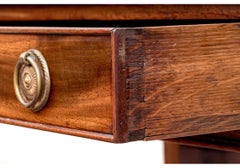 Bureau en cuir gaufré de style Régence