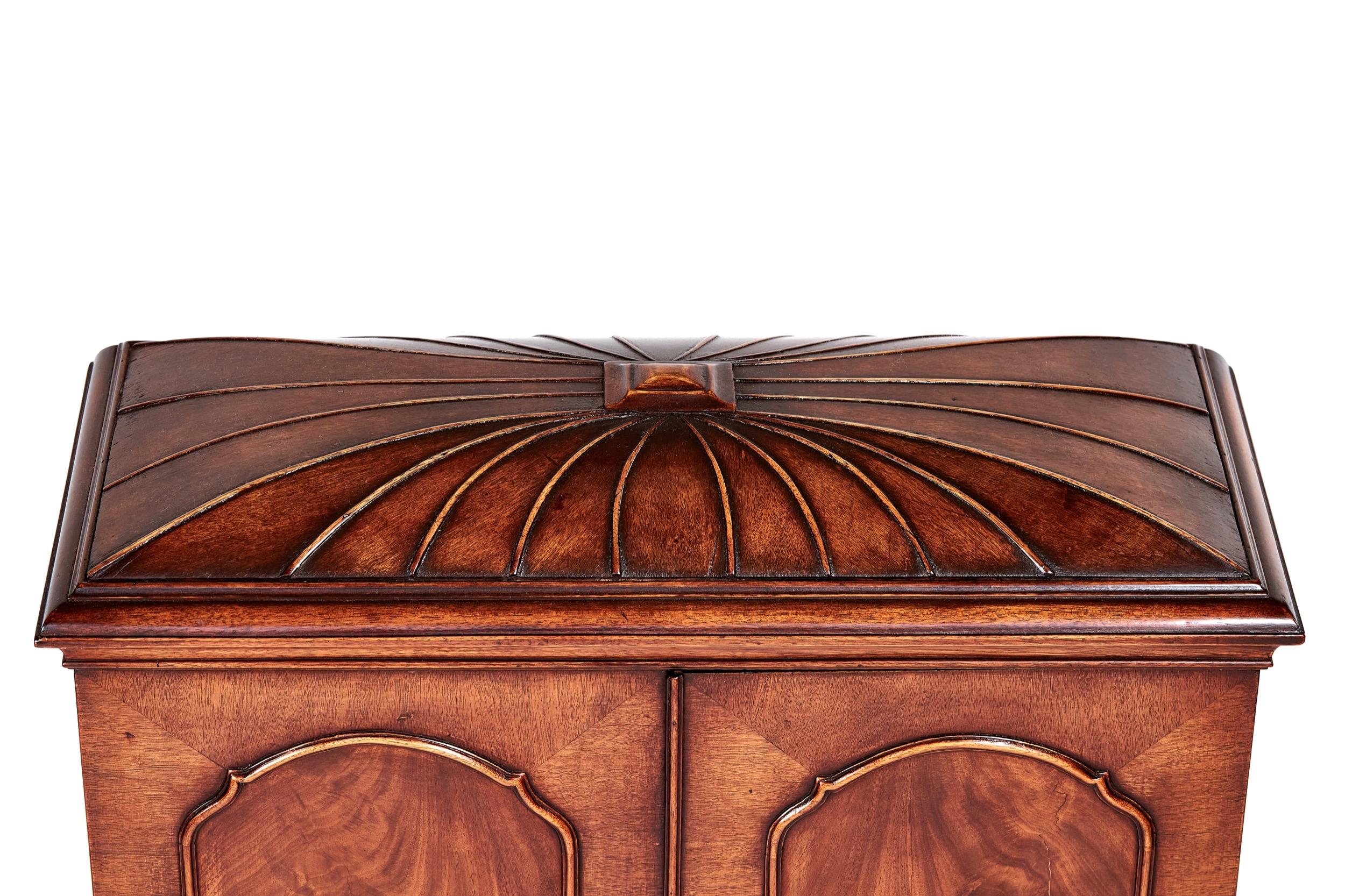 Inizio XX secolo Stile Regency raffinato  Mobiletto da scrittura in mogano Circa 1900 in vendita