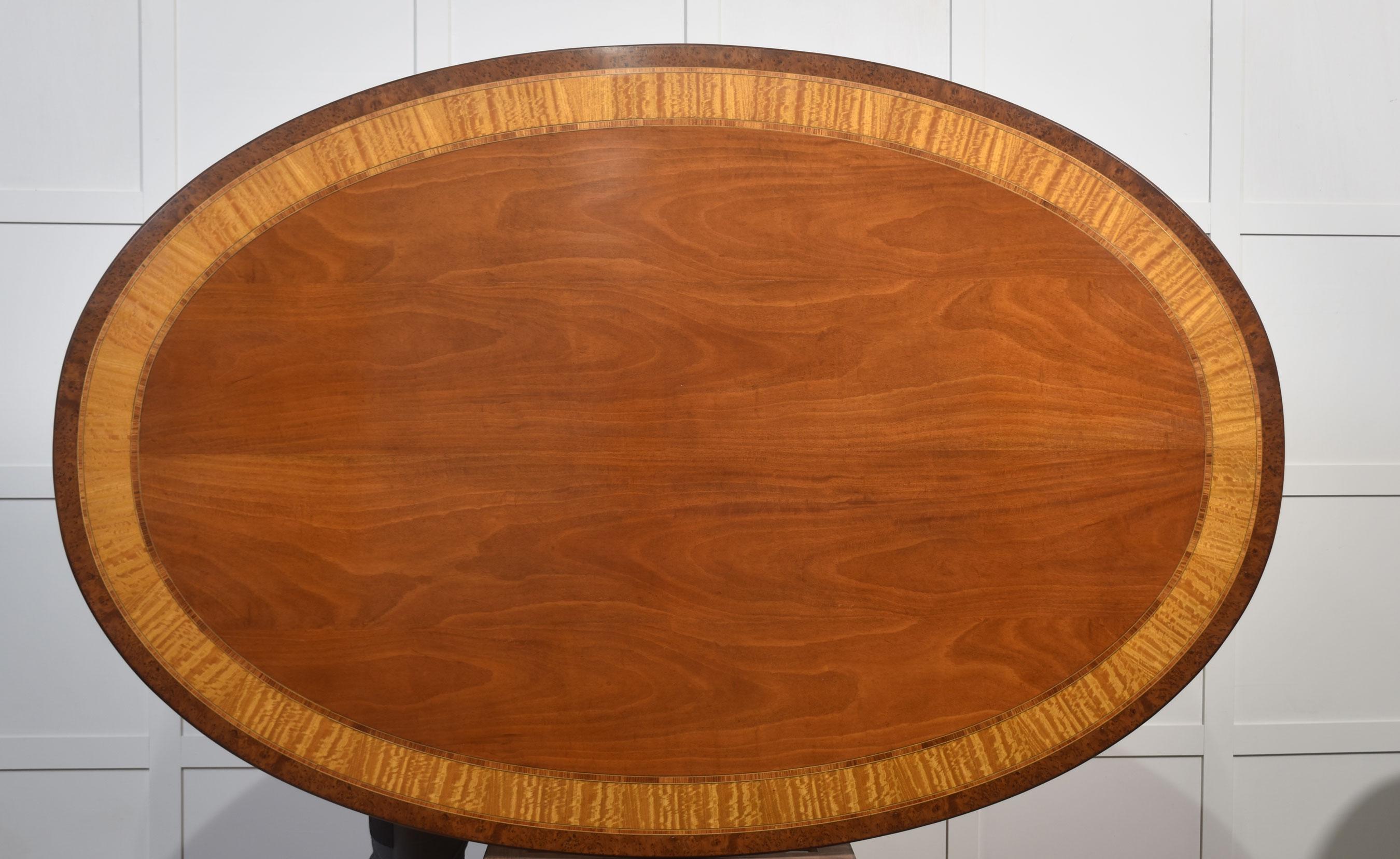 Ovaler Mahagoni-Esstisch im Regency-Stil (Holz) im Angebot