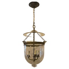 Fino Regency Vaughan Designs Lámpara inglesa de bronce con campana de cristal soplado