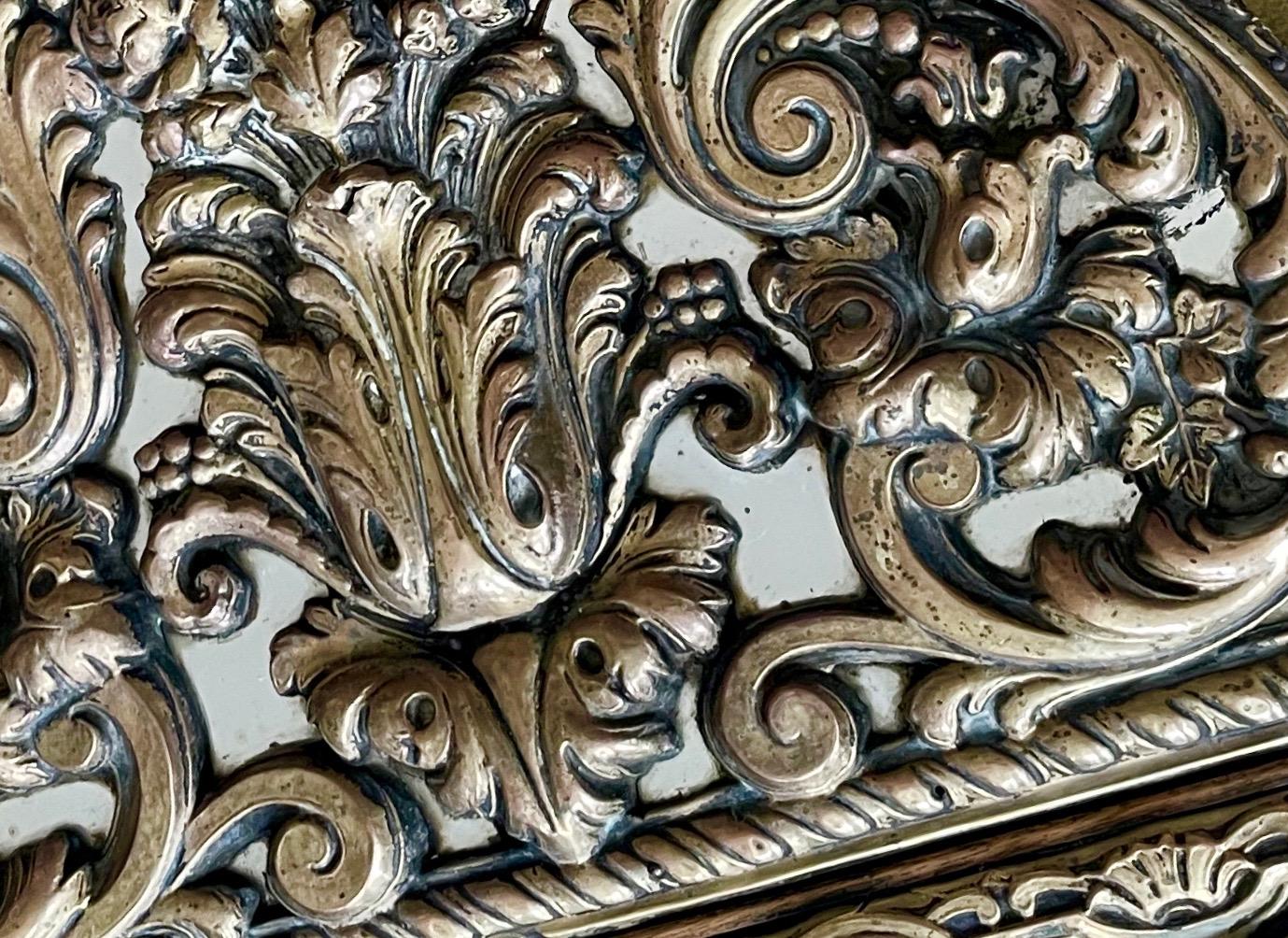 Grande specchio Pareclose Napoleone III in rame Repoussé, Francia, 1890 in vendita 3