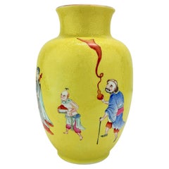 Vaso di porcellana cinese di epoca repubblicana intagliato con figure smaltate a fondo giallo