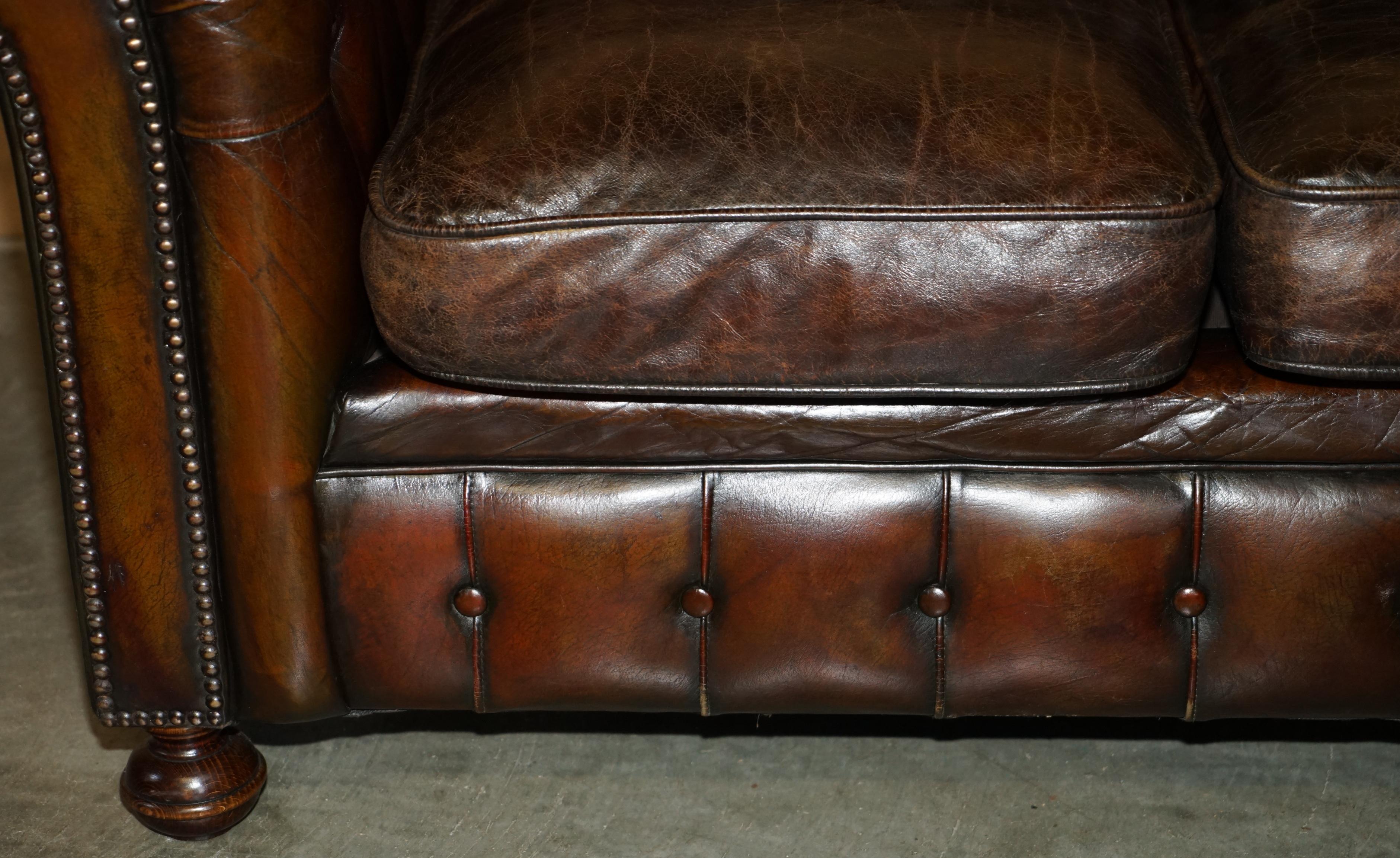 FINE RESTORED 147CM WIDE ViNTAGE HAND DYED CIGAR BROWN LEATHER CHESTERFIELD SOFA For Sale 3