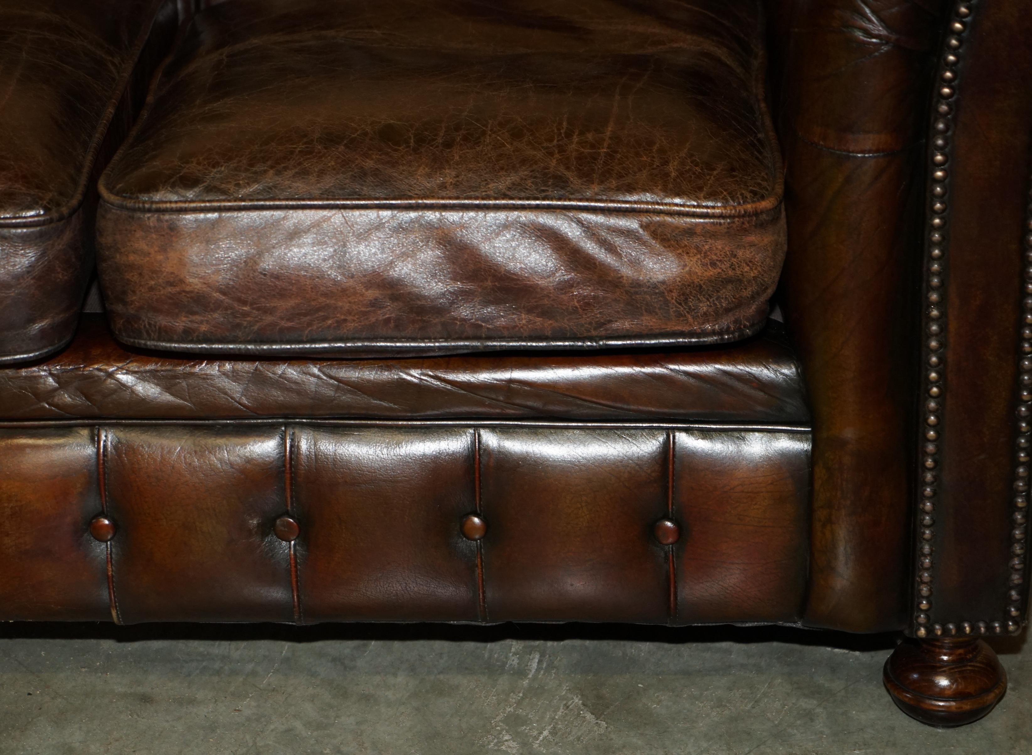FINE RESTORED 147CM WIDE ViNTAGE HAND DYED CIGAR BROWN LEATHER CHESTERFIELD SOFA For Sale 4