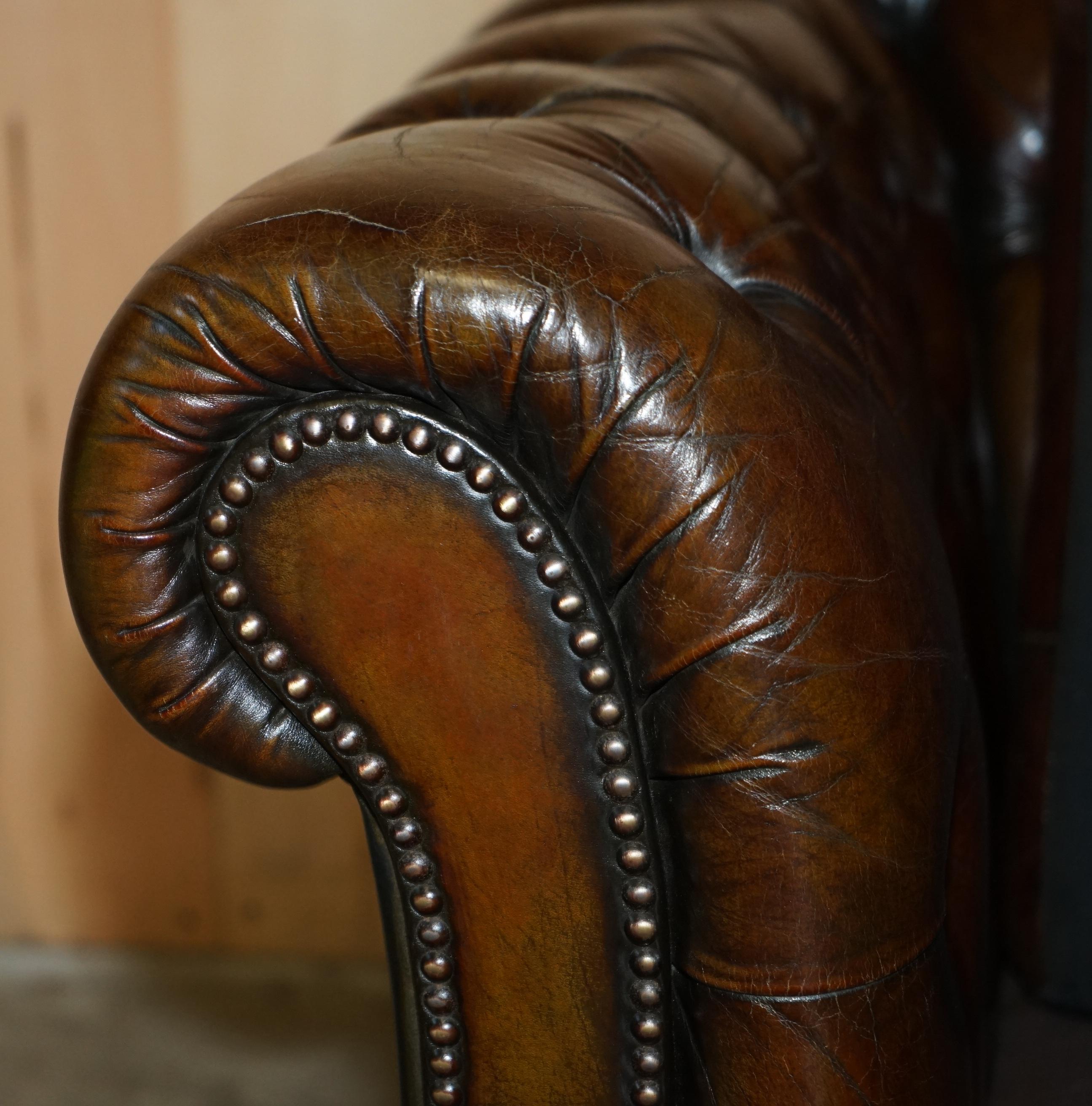 FINE RESTORED 147CM WIDE ViNTAGE HAND DYED CIGAR BROWN LEATHER CHESTERFIELD SOFA For Sale 6