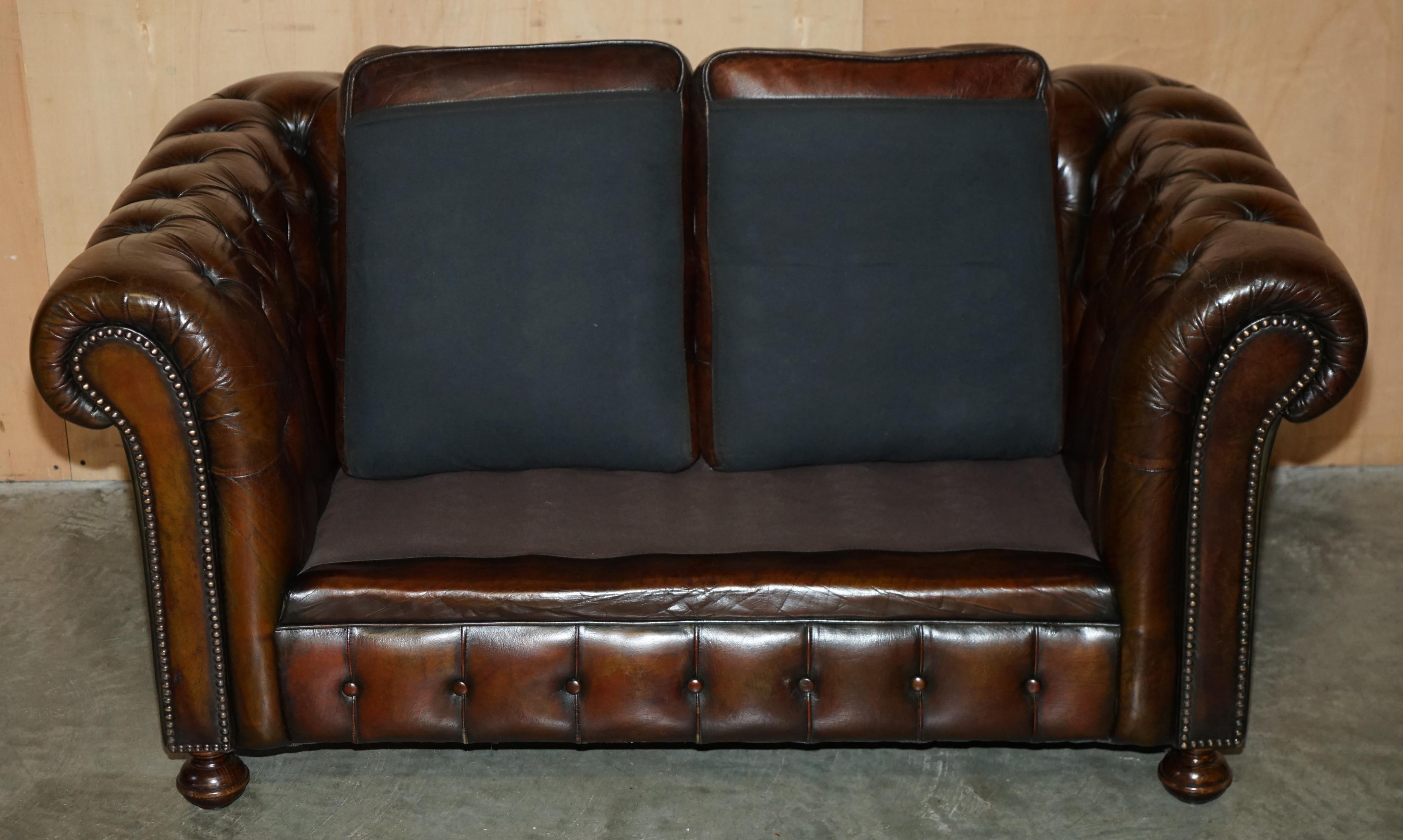 FINE RESTORED 147CM WIDE ViNTAGE HAND DYED CIGAR BROWN LEATHER CHESTERFIELD SOFA For Sale 7