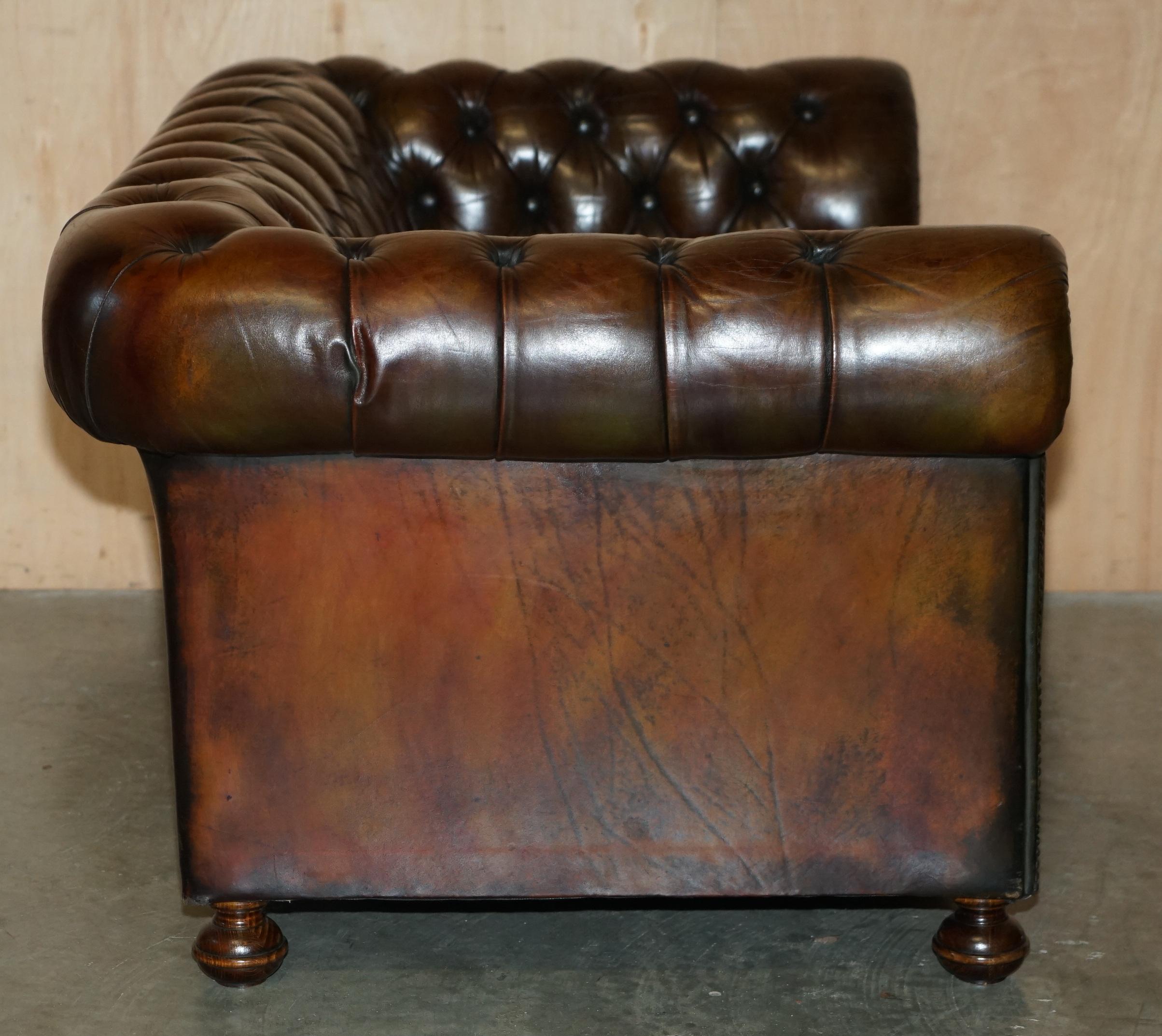 FINE RESTORED 147CM WIDE ViNTAGE HAND DYED CIGAR BROWN LEATHER CHESTERFIELD SOFA For Sale 8