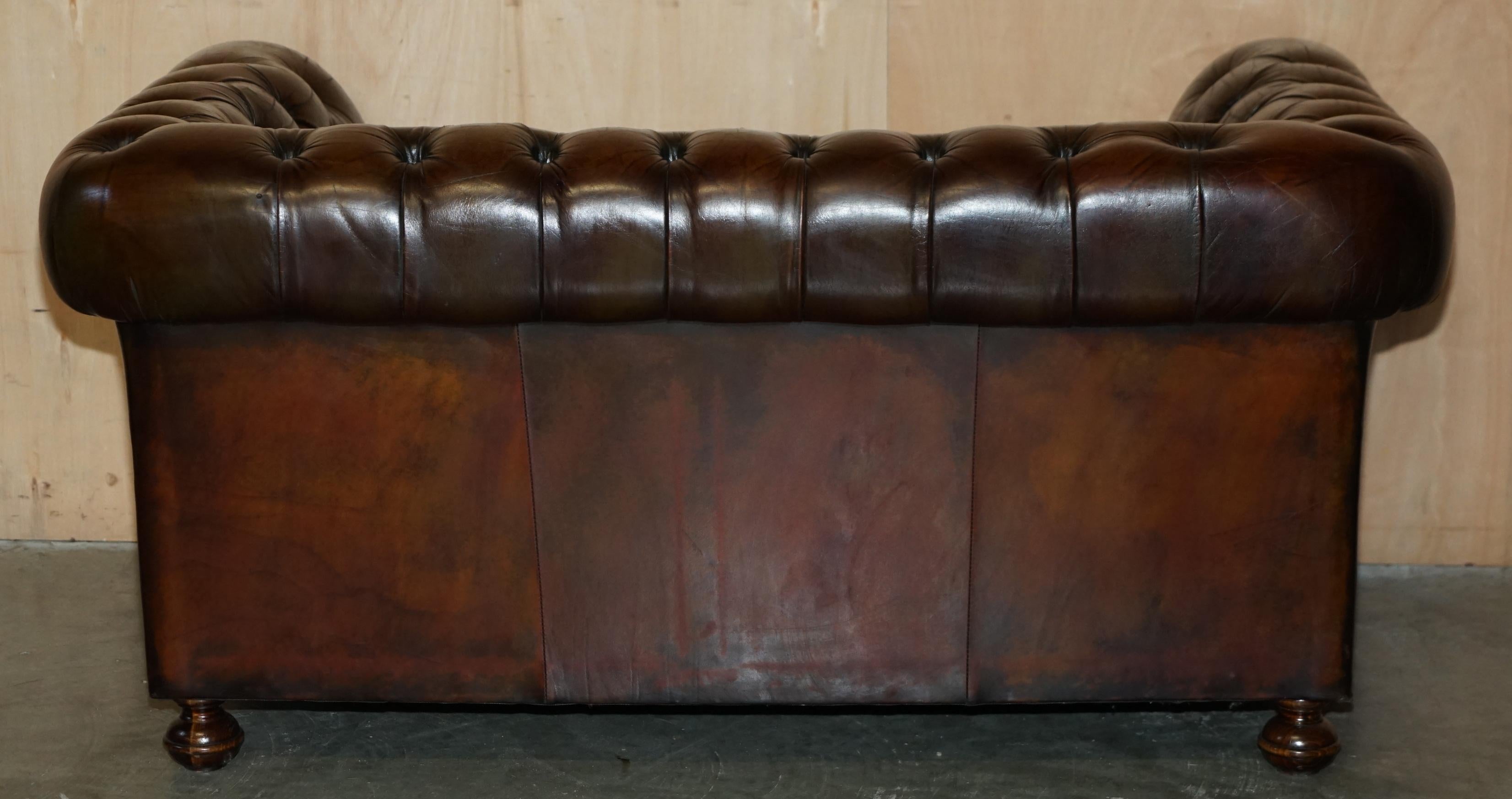 FINE RESTORED 147CM WIDE ViNTAGE HAND DYED CIGAR BROWN LEATHER CHESTERFIELD SOFA For Sale 9