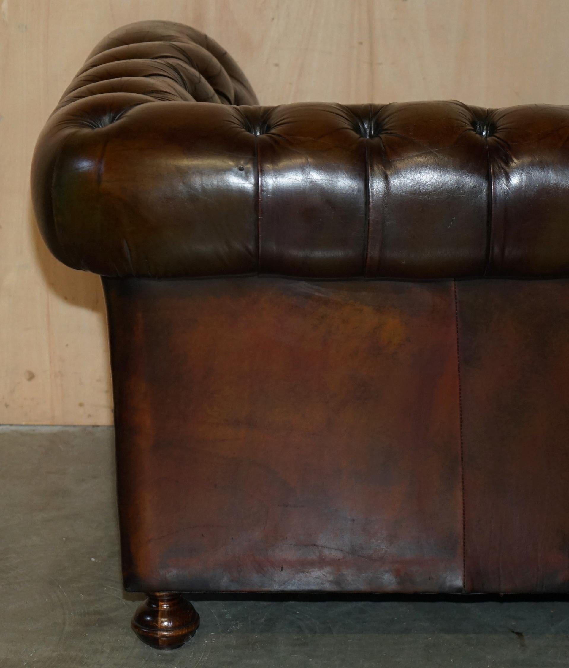FINE RESTORED 147CM WIDE ViNTAGE HAND DYED CIGAR BROWN LEATHER CHESTERFIELD SOFA For Sale 10