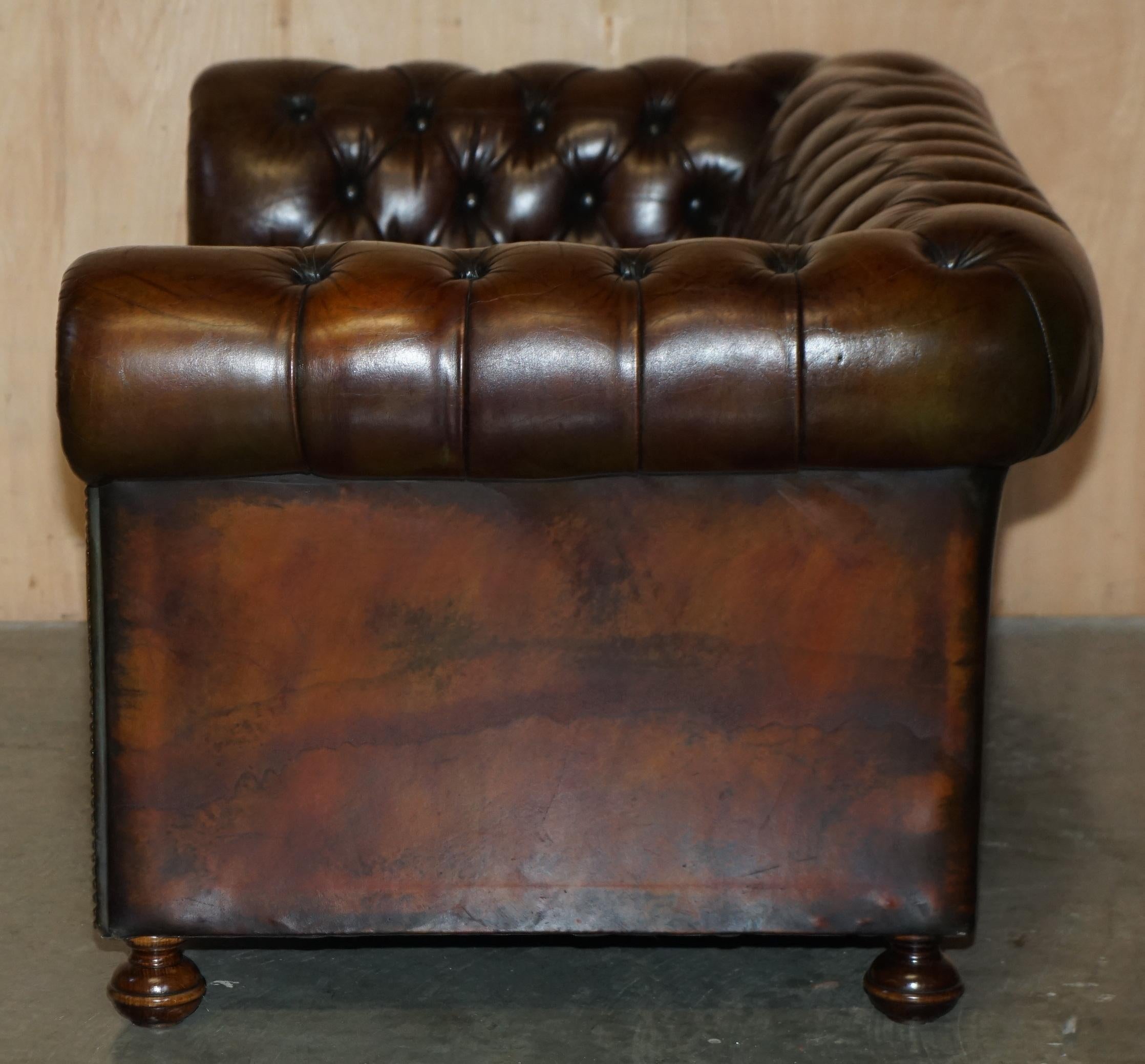 FINE RESTORED 147CM WIDE ViNTAGE HAND DYED CIGAR BROWN LEATHER CHESTERFIELD SOFA For Sale 11