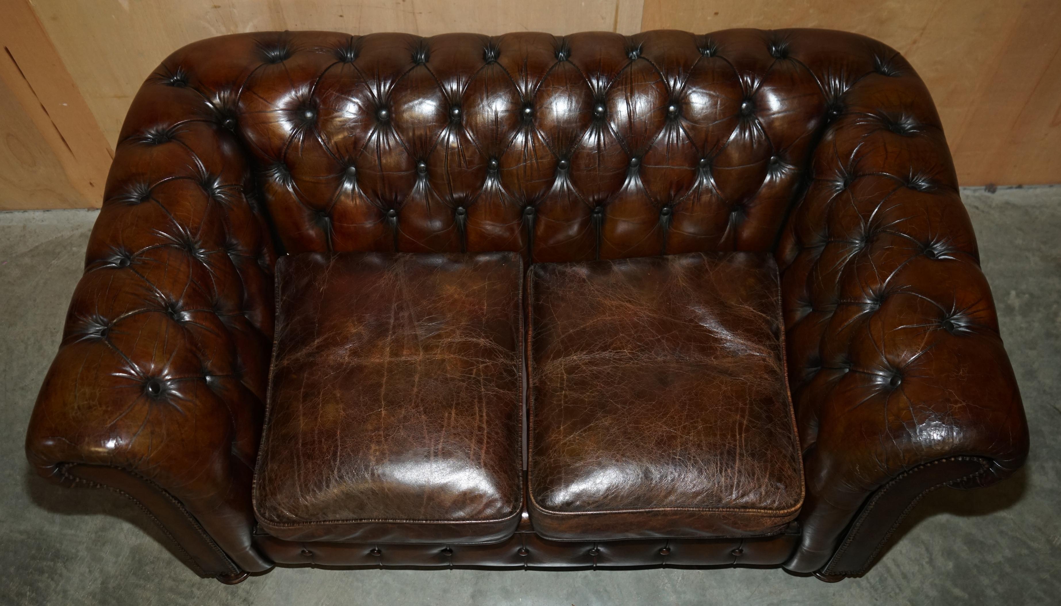Chesterfield FINE RESTORED 147CM WIDE ViNTAGE HAND DYED CIGAR BROWN LEATHER CHESTERFIELD SOFA For Sale