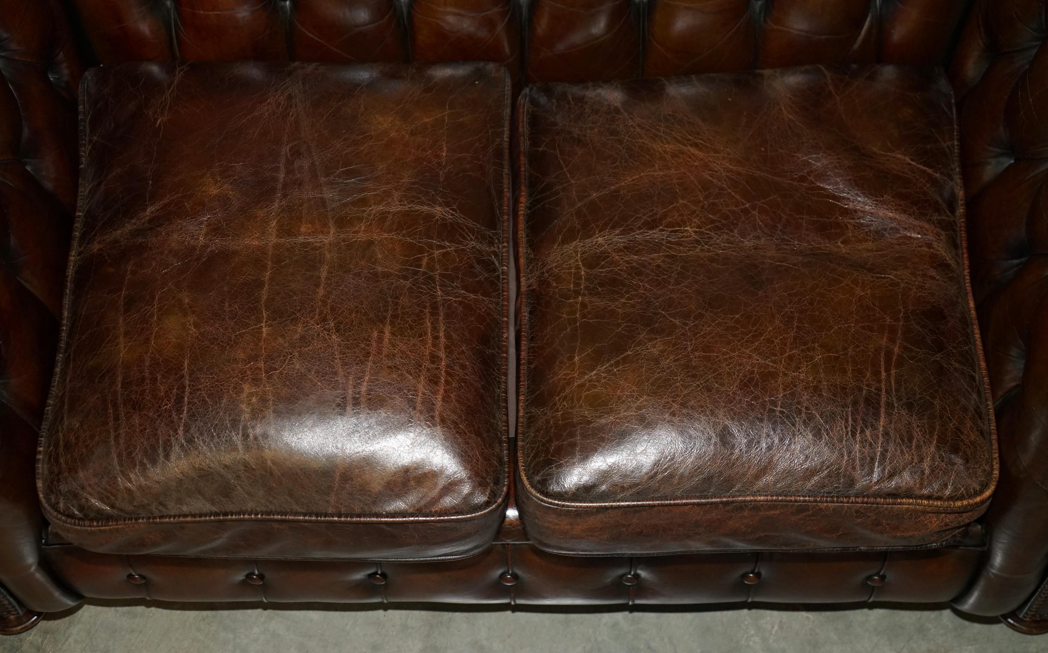 English FINE RESTORED 147CM WIDE ViNTAGE HAND DYED CIGAR BROWN LEATHER CHESTERFIELD SOFA For Sale