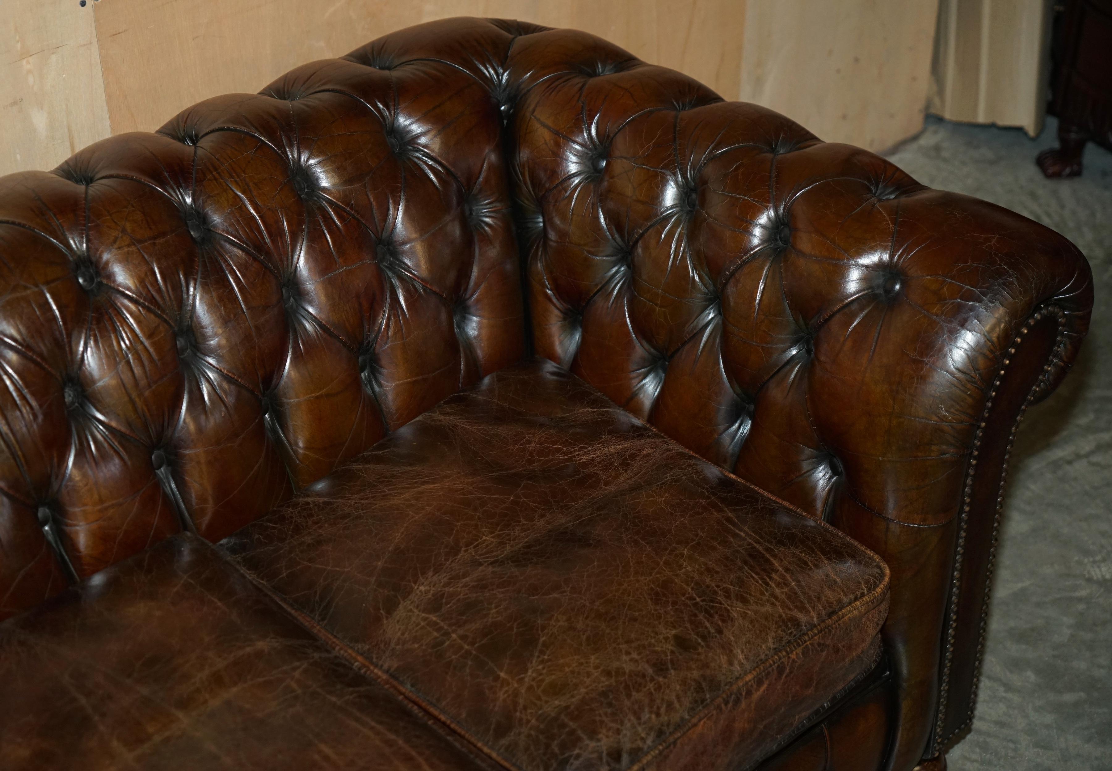 Hand-Crafted FINE RESTORED 147CM WIDE ViNTAGE HAND DYED CIGAR BROWN LEATHER CHESTERFIELD SOFA For Sale