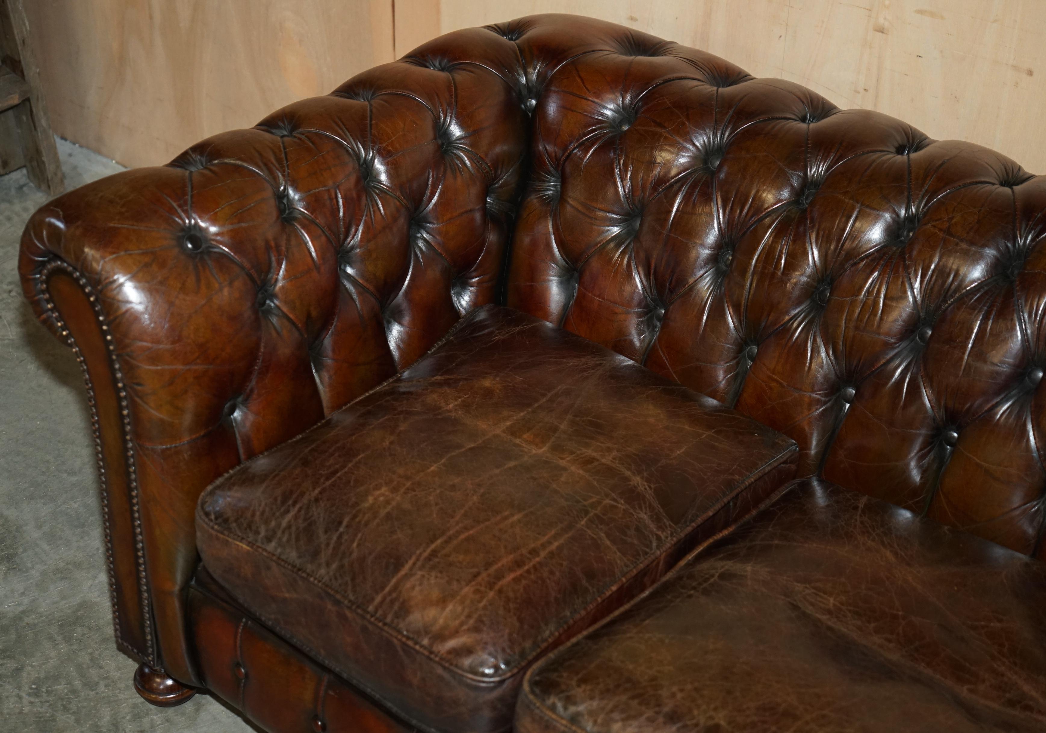 FINE RESTORED 147CM WIDE ViNTAGE HAND DYED CIGAR BROWN LEATHER CHESTERFIELD SOFA In Good Condition For Sale In West Sussex, Pulborough
