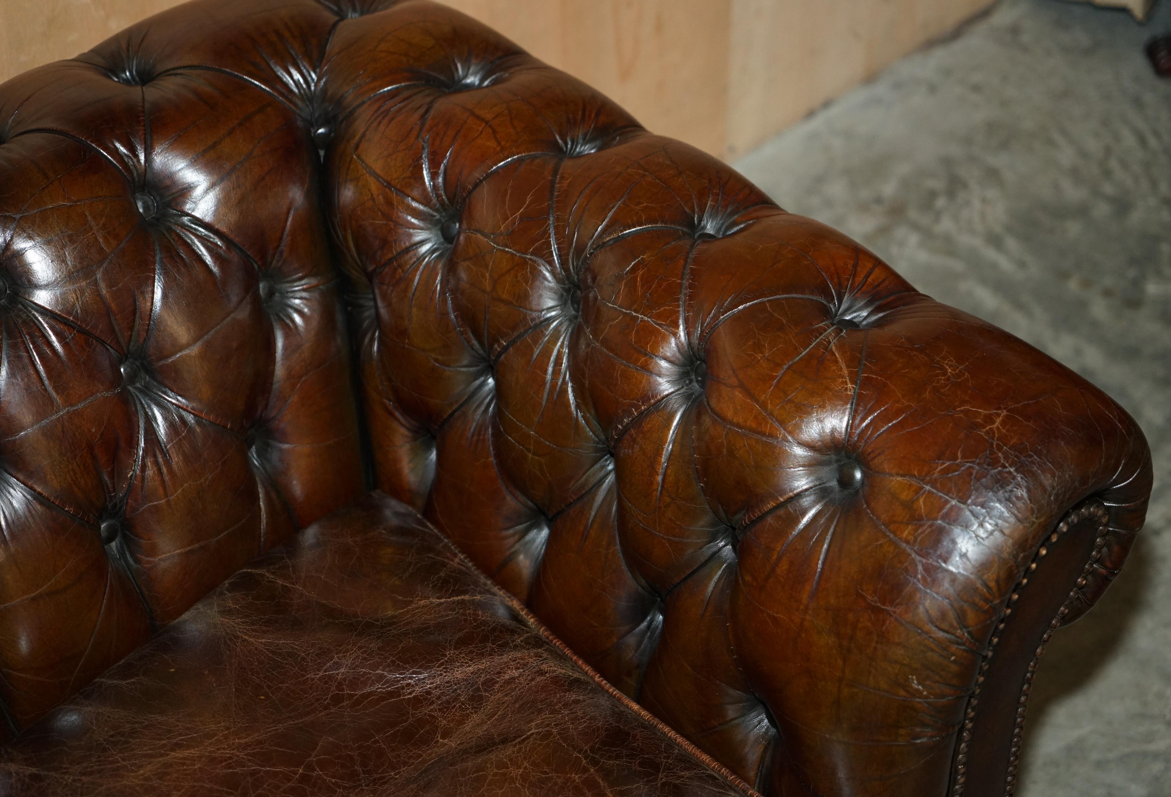 Leather FINE RESTORED 147CM WIDE ViNTAGE HAND DYED CIGAR BROWN LEATHER CHESTERFIELD SOFA For Sale
