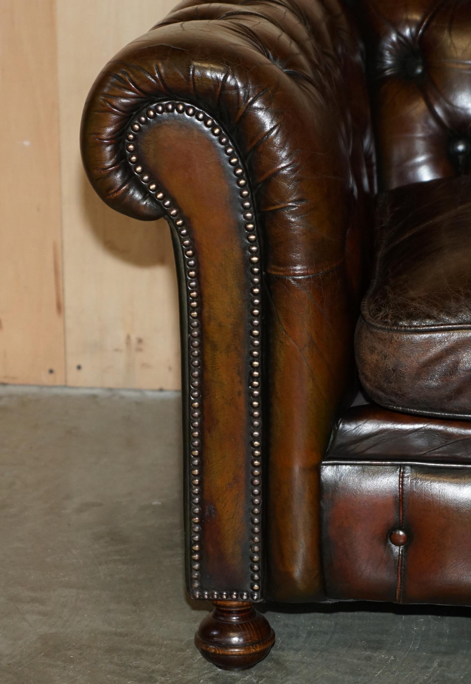 FINE RESTORED 147CM WIDE ViNTAGE HAND DYED CIGAR BROWN LEATHER CHESTERFIELD SOFA For Sale 1